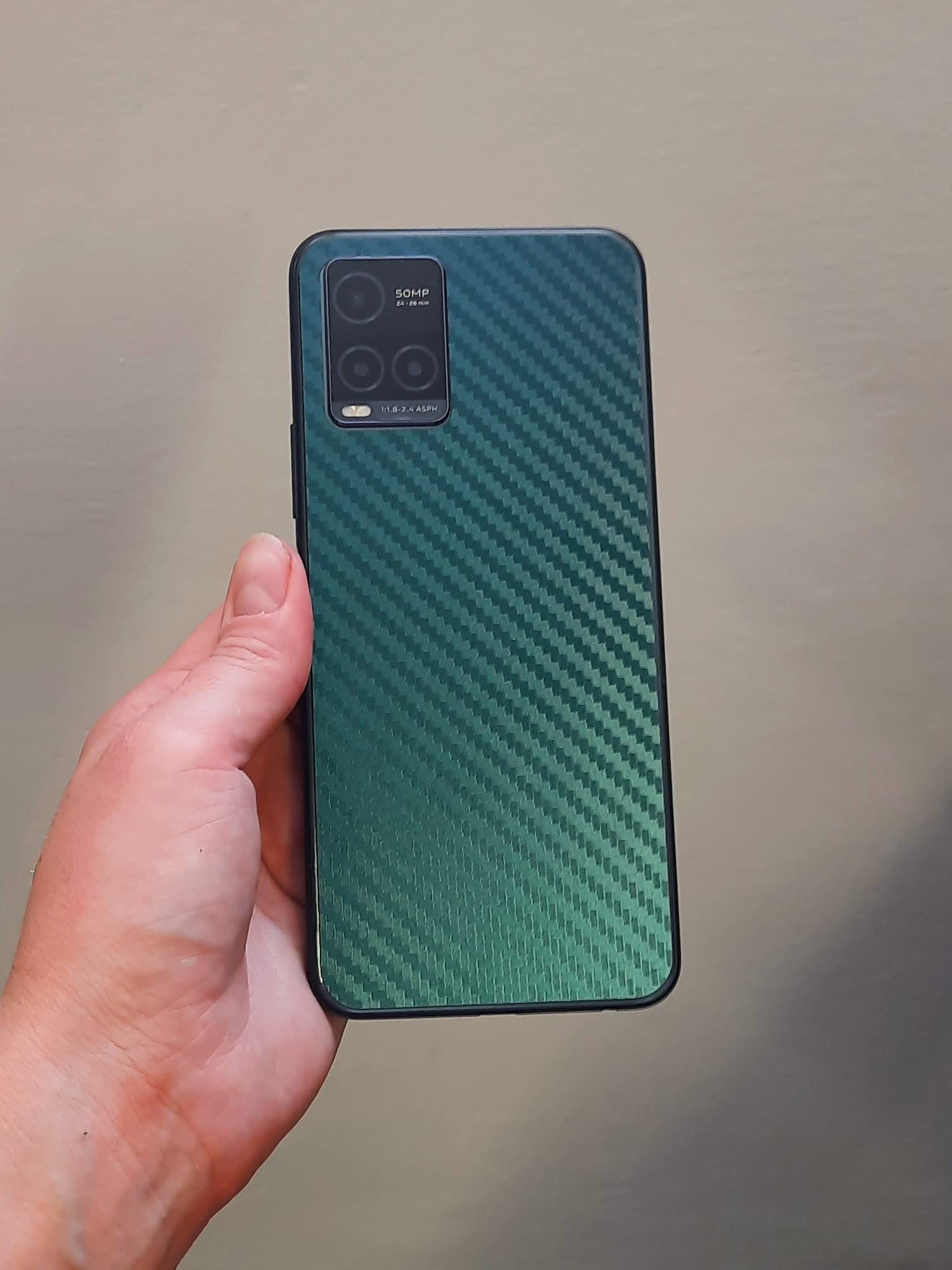 apgo Skins folia naklejka skórka strukturalna na TYŁ do Motorola Edge Plus - Carbon Kameleon CAKA1