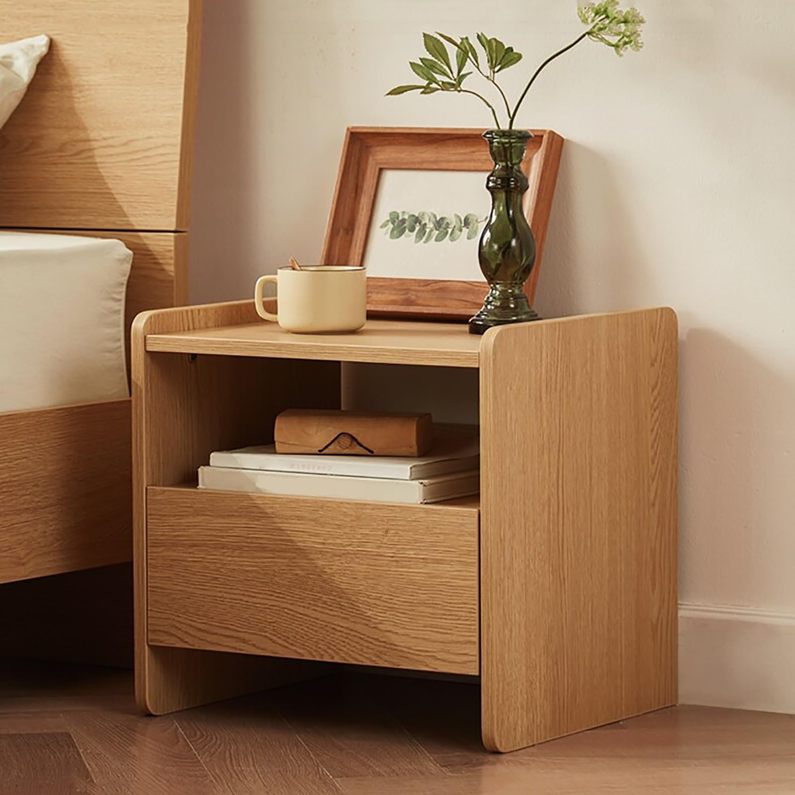 Table de chevet avec tiroirs jaune au design compact et facile à installer