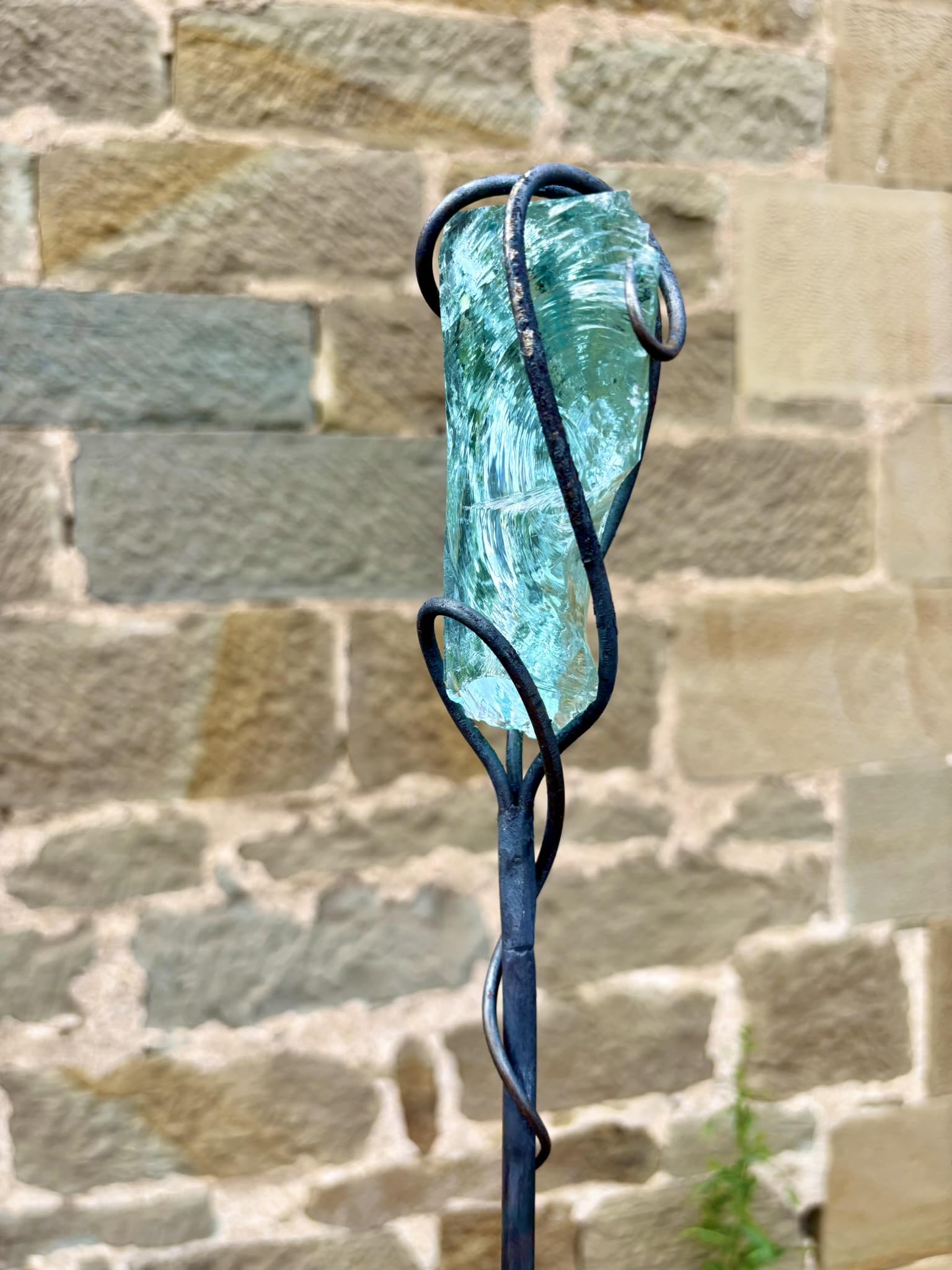 Gartenstecker mit Glas und Metall, Türkis-Blau, Glas-Metall-Deko für Garten und Balkon, handgeschmiedet, 100 cm, Längste Ausdehnung des Kristalls (L oder H oder B: mind. 8 cm)