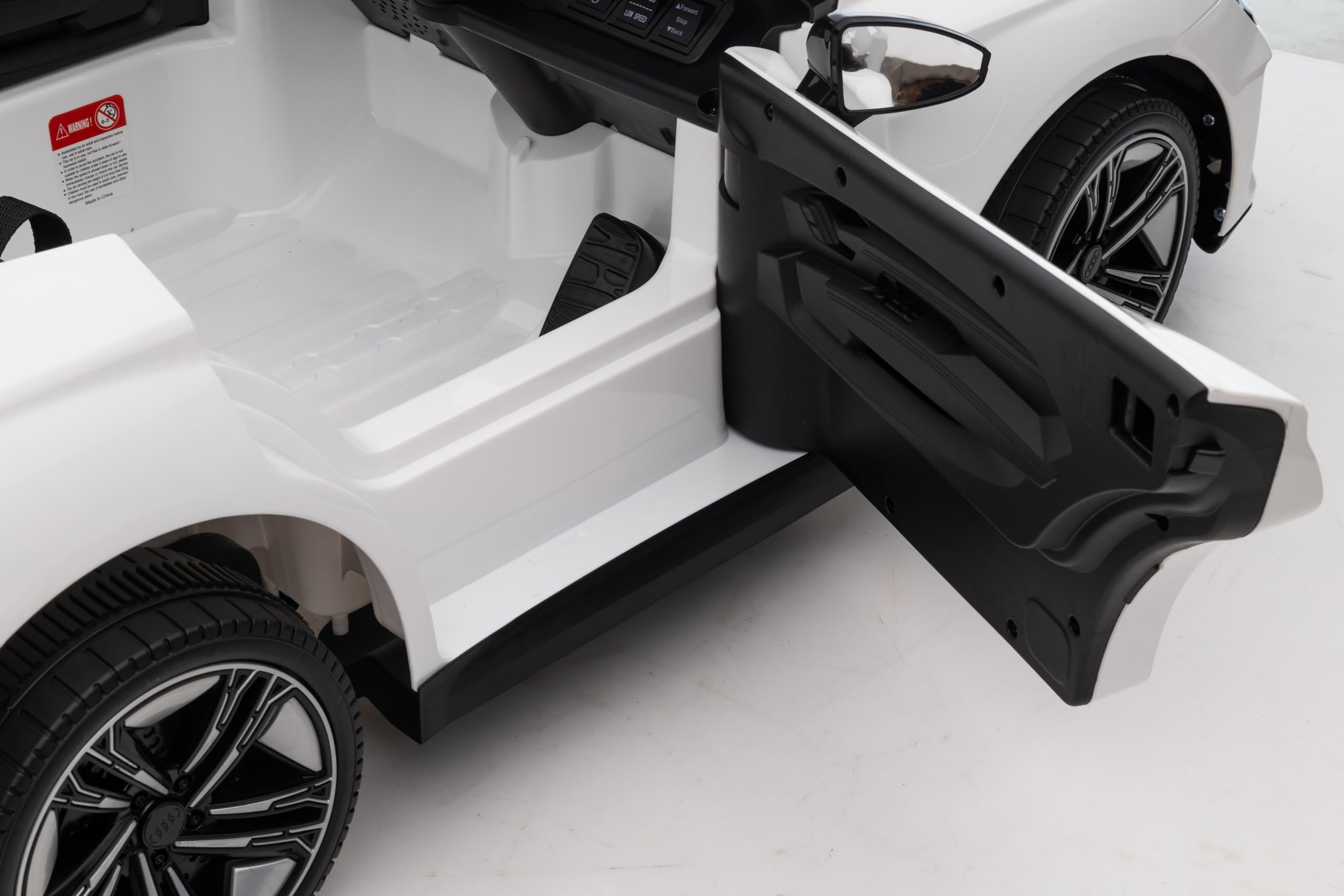 FINOOS Kinder Elektroauto Audi RS-e-tron 12V Kinderauto mit 2,4 GHz Fernbedienung, Kinderfahrzeug mit Hupe, LED, Musik, Sanftstart, Elektrofahrzeug mit Hilfsrad, für 1-4 Jahre Kinder (Weiß)