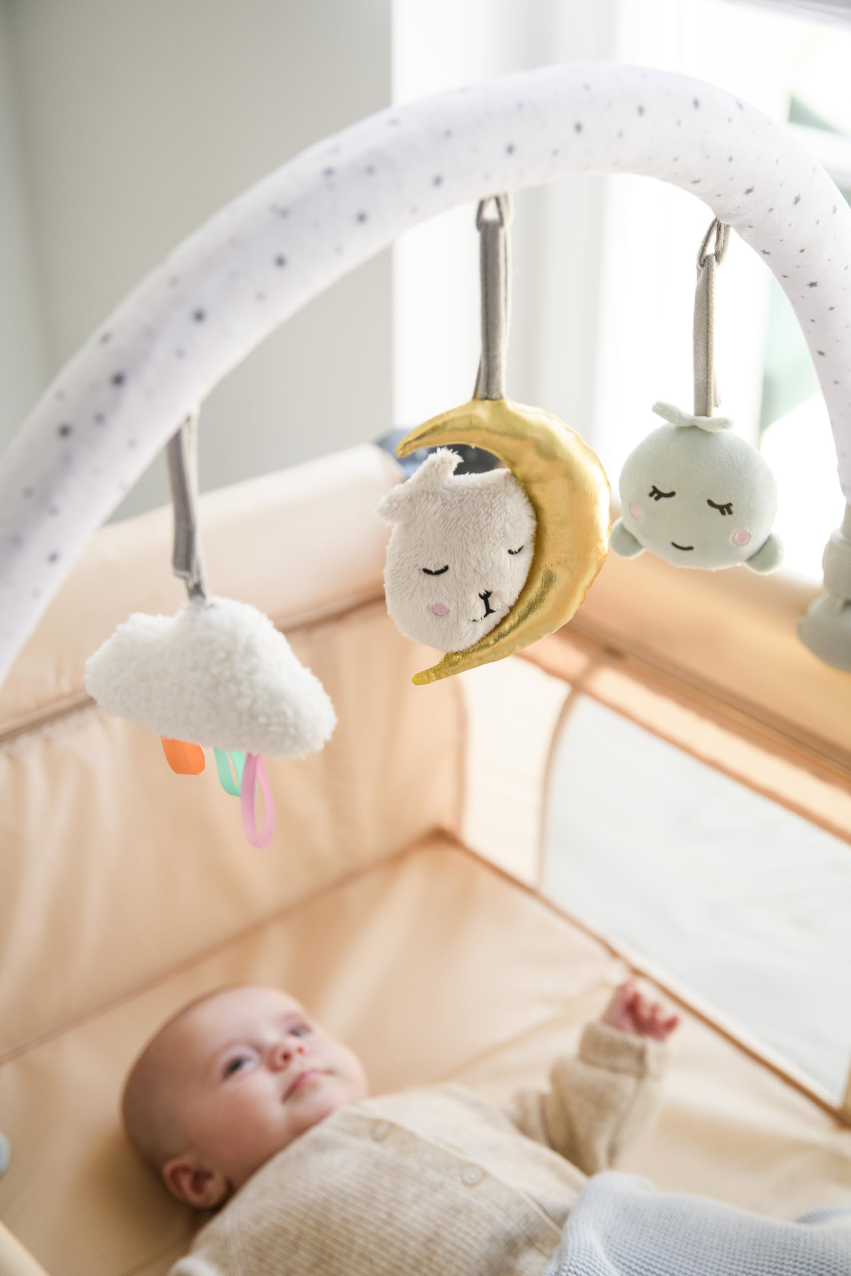 Momi Arche de Jeux Zizi à Monter sur Une balancelle, Une Poussette, Un Porte-bébé ou Un lit bébé, avec 3 Jouets sensoriels Amovibles, Montage Facile par Pince sans Outils
