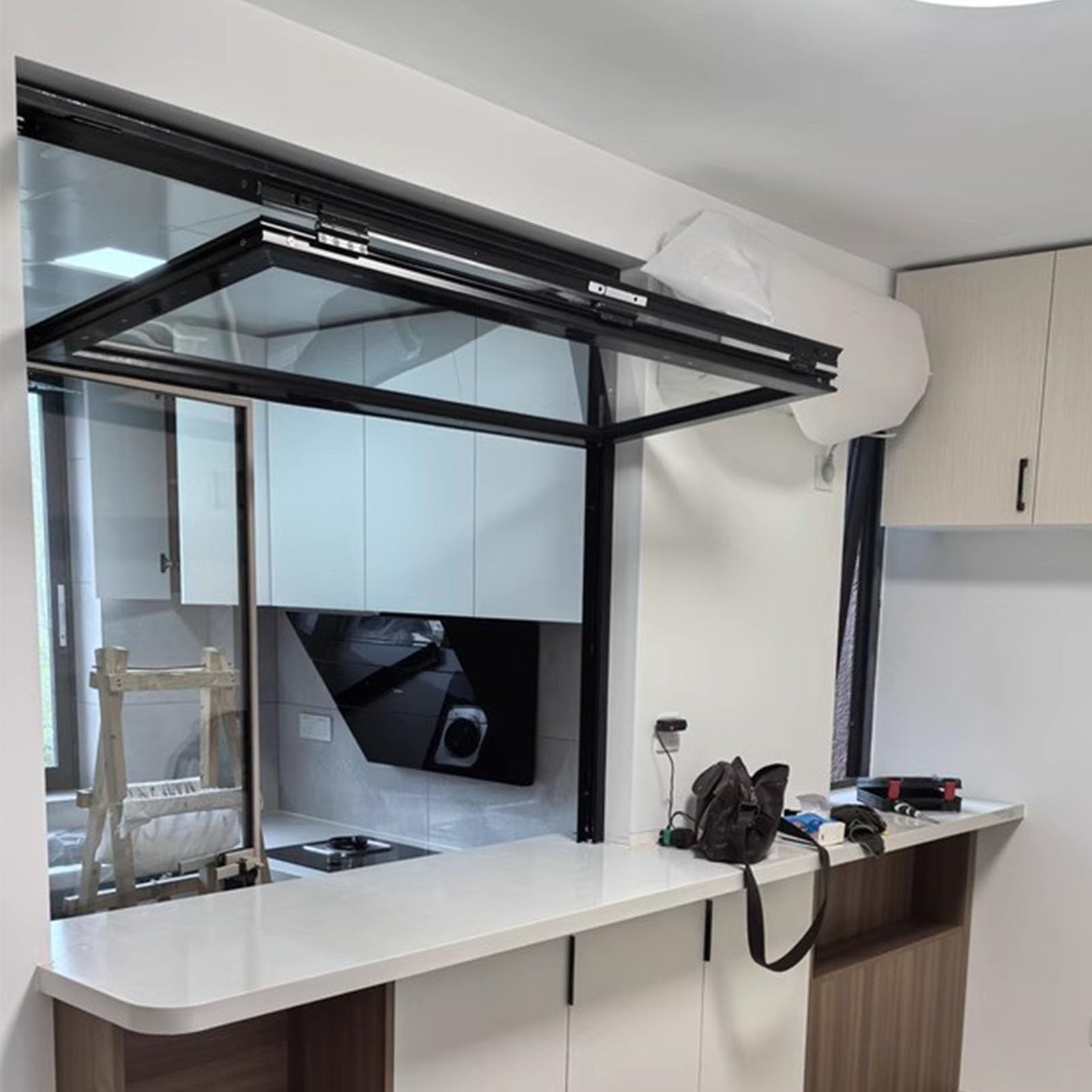 Fenêtre de trappe de service pliable vers le bas – Fenêtre coulissante ventilée en aluminium noir pour camion de nourriture, fenêtre de veau avec s & Loc (101,6 x 96,5 cm)