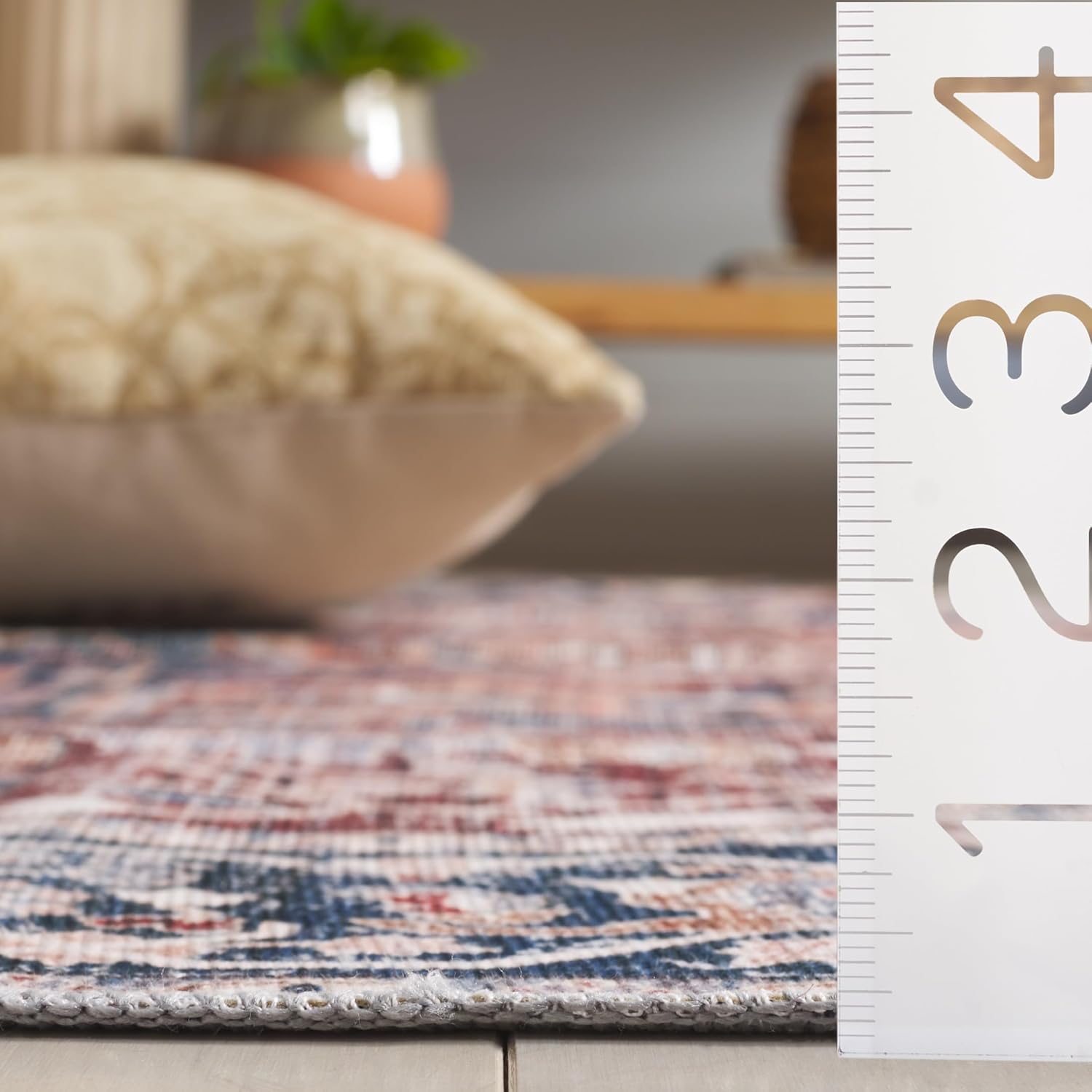 SAFAVIEH Washable Rug Arizona Collection - 5' x 8' Oval, Red & Navy, Slip Resistant & Easy to Clean, Ideal for Living Room, Bedroom, Home Office, Dining Space (ARZ109Q)