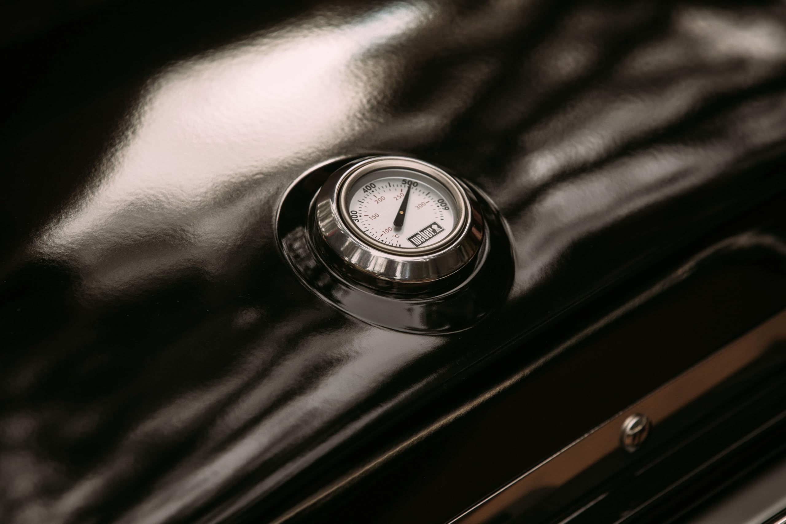 Weber Traveler barbecue à gaz/design pliable et portable avec roues, verrouillage automatique du couvercle et thermomètre intégré, 1 brûleur, largeur 111 cm, surface de cuisson 2065 cm², noir