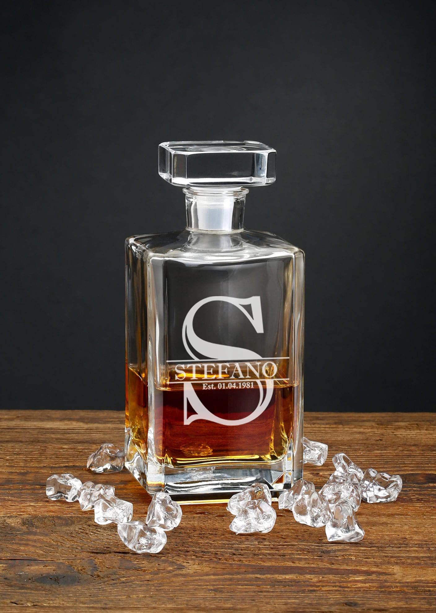 Spersonalizowana karafka whisky, grawerowana na zamówienie z imieniem, inicjałem i rokiem, rozmiar 700 ml z + 4 szt. kieliszki do whisky