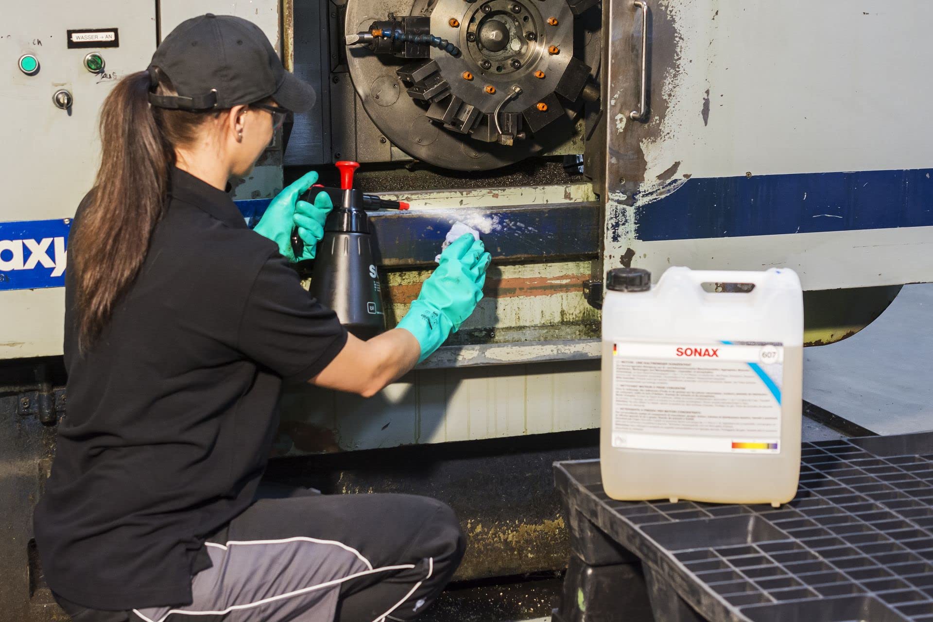 SONAX Motor+KaltReiniger (10 Liter) beseitigt schnell und zuverlässig alle Öl- und Fettverschmutzungen von Motoren, Maschinenteilen, Aggregaten und Werkzeugen | Art-Nr. 06076000