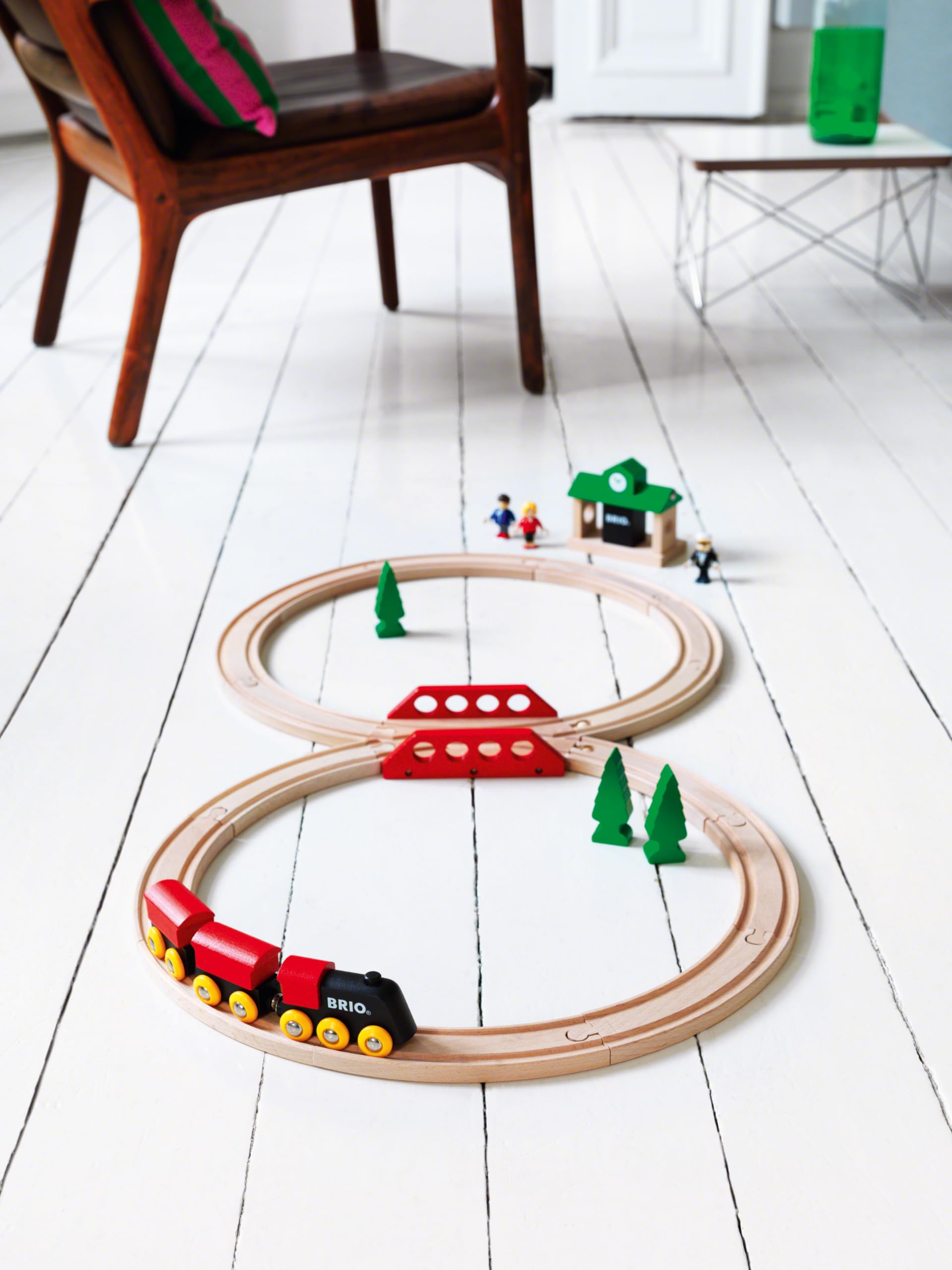 BRIO 33028 Bahn Acht Set Classic Line - Zwei Schienenkreise mit Frachtzug, Holzbahnhof und Holzbrücke - Geeignet für Kinder ab 2 Jahren