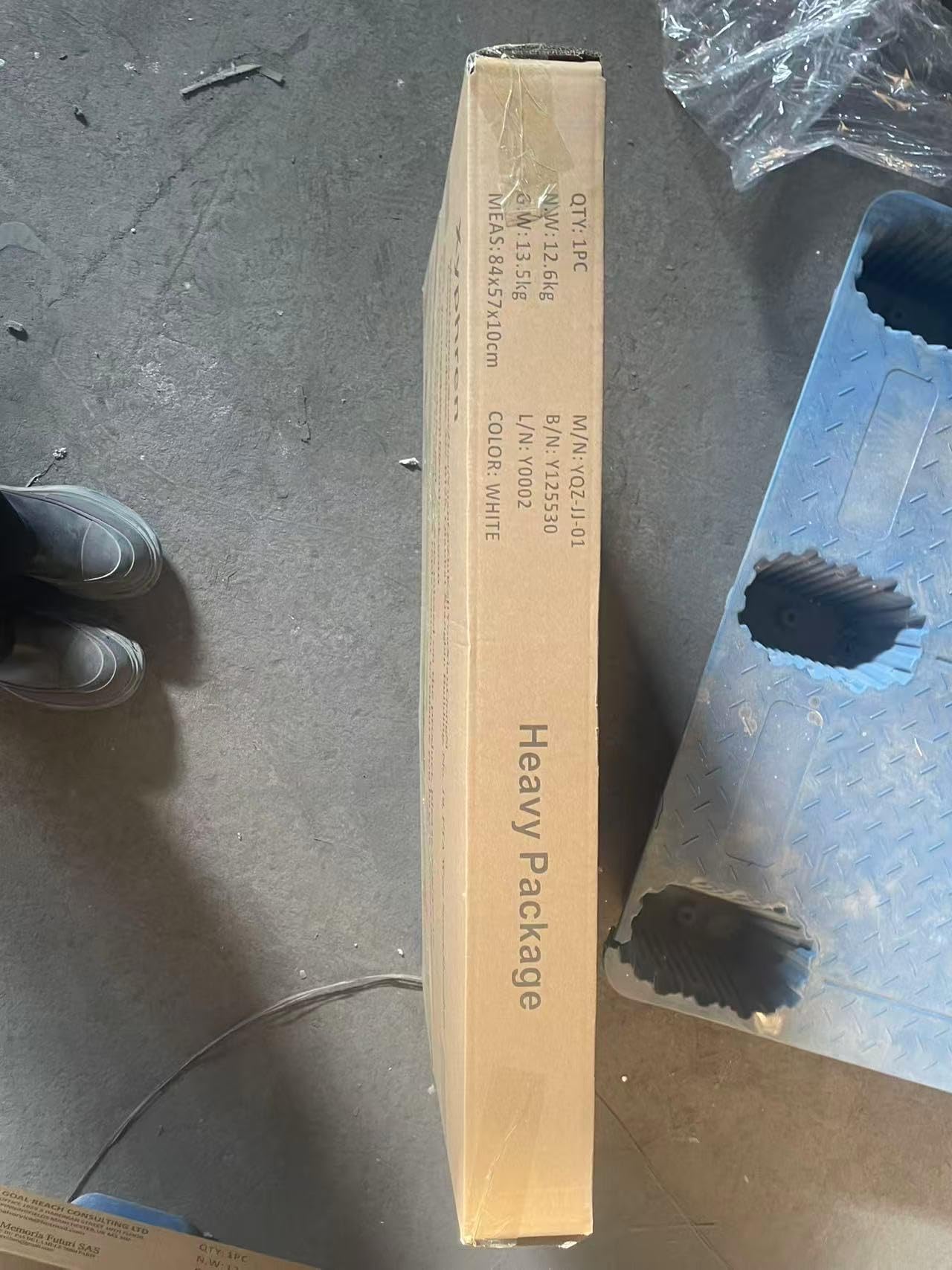 140 * 80 cm L-format stół gamingowy z akcesoriami do ściany perforowanej & półkami, odwracalne biurko komputerowe z 3 zdejmowanymi półkami dla domu, sypialni i miejsca pracy w biurze, brązowy