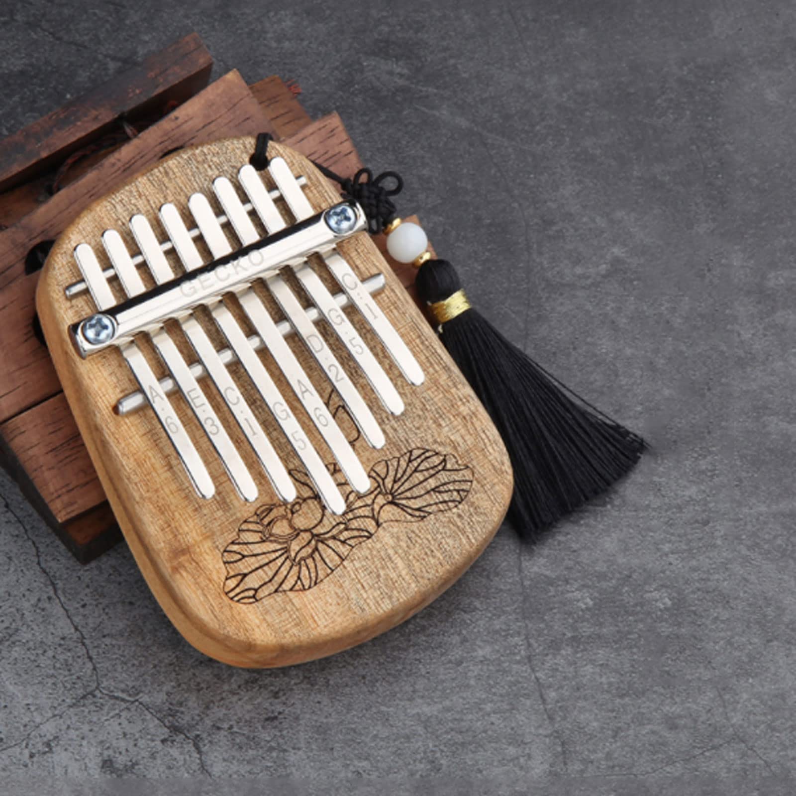 Exquisiter Klang Manuelles Klavier, Mini-Finger-Daumenklavier mit 8 Tasten, graviert mit wunderschönen Lotus-Mustern, Geschenk für Anfänger (Größe: 7,5 x 10,5 cm) Einfach zu Spielen