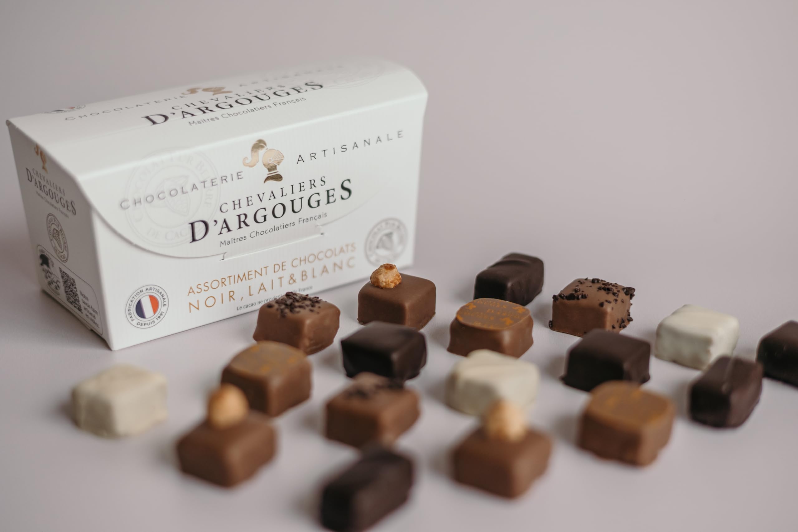 Chevaliers d'Argouges Assortiment de chocolats noir lait blanc Ballotin dégustation 175g