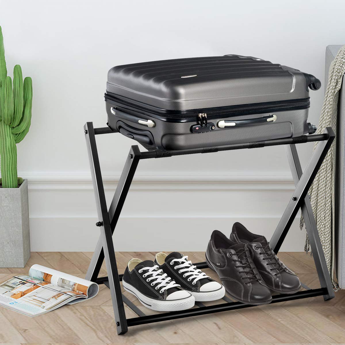GYMAX Support de Bagage à 2 Niveaux, Porte-Bagages Pliable en Fer Solide pour Valises, Bagages, Chaussures, Support de Valise Pliant, Parfait pour Maison, Hôtel, 68 X 43 X 56 CM (Noir, 2)
