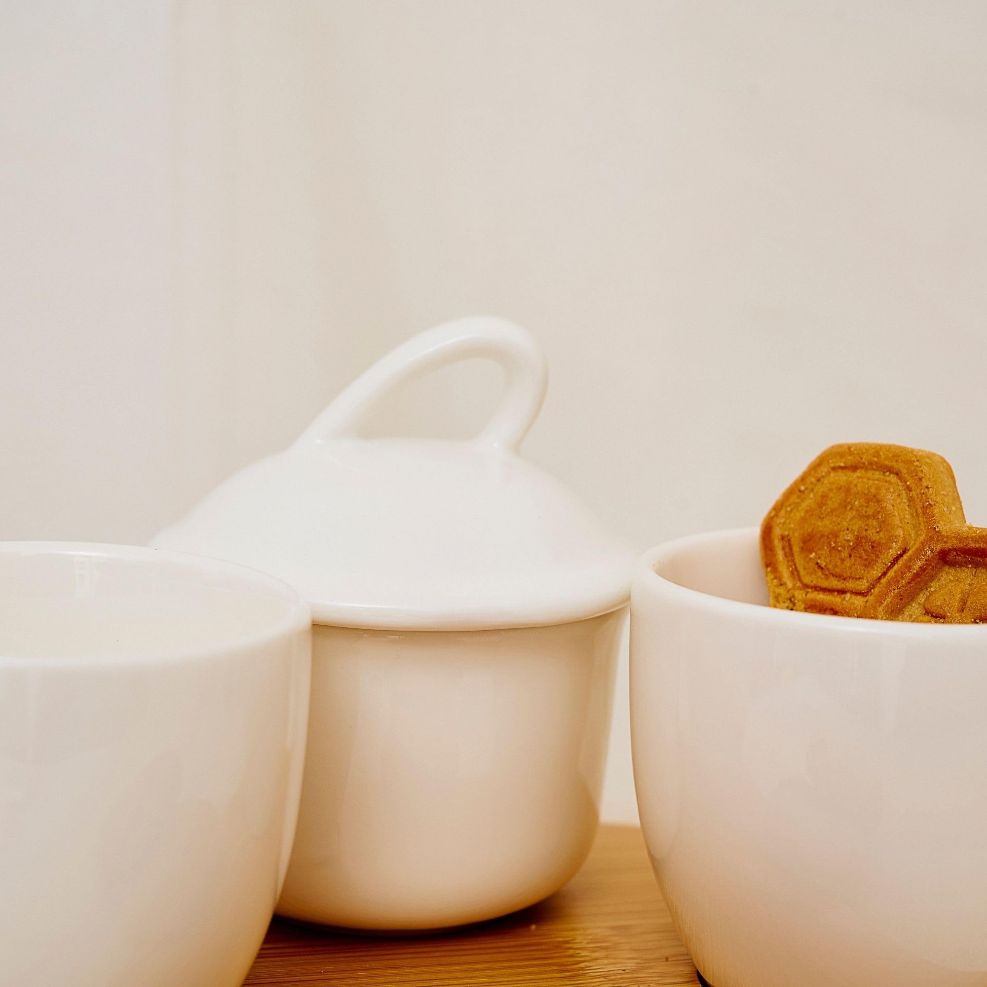 NAMAI - Set di 2 Tazzine Da Caffe, 1 Zuccheriera e 1 Vassoio in Bamboo, New Bone China, Adatte in Lavastoviglie e Microonde, Idea Regalo