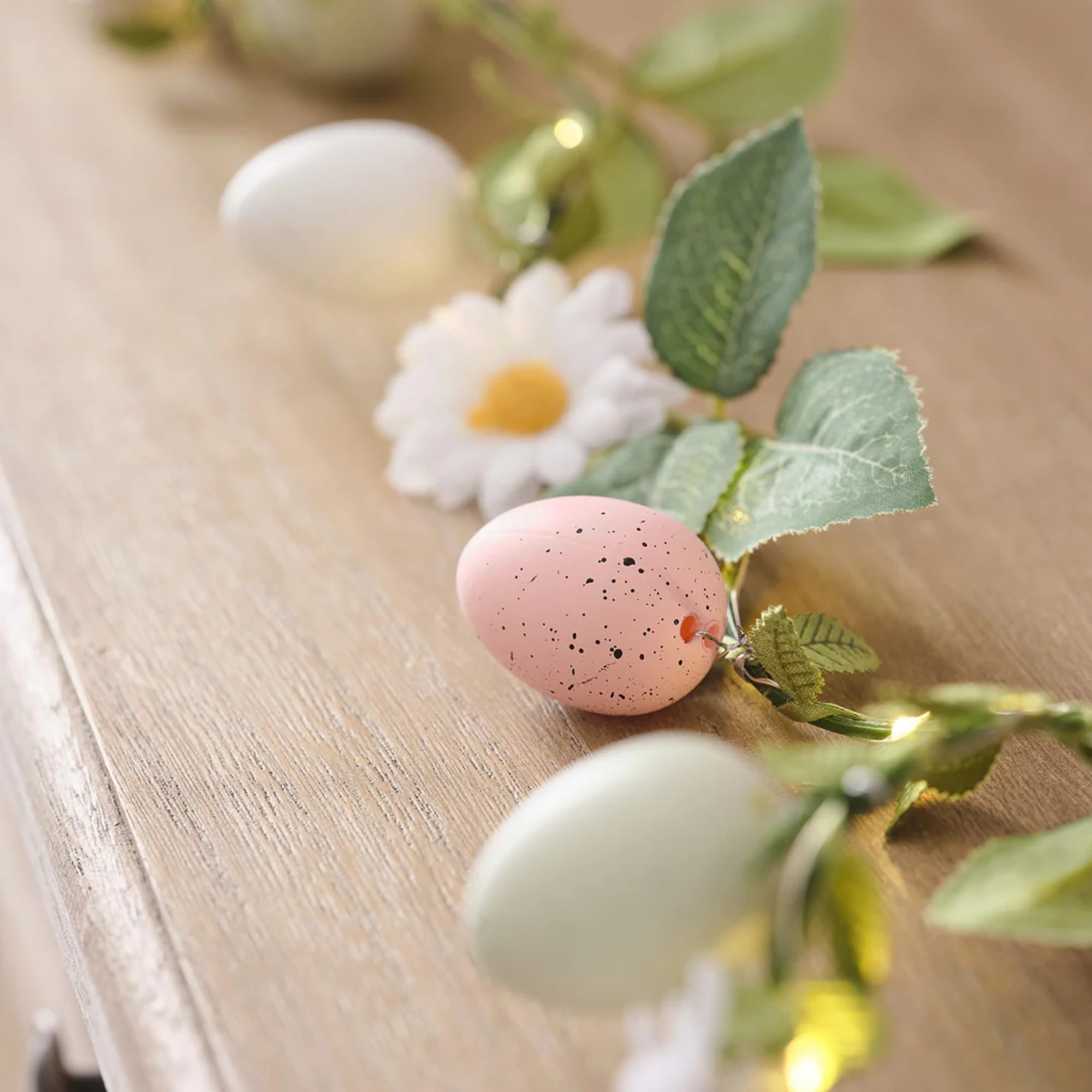 Paasslinger, kunstmatige lenteslingers met paasei, kunstmatig paaskleurig ei met bloemen, bladeren slinger voor paasdecoratie voor vakantiefeesten, thuis, open haard, tafel, binnen en buiten