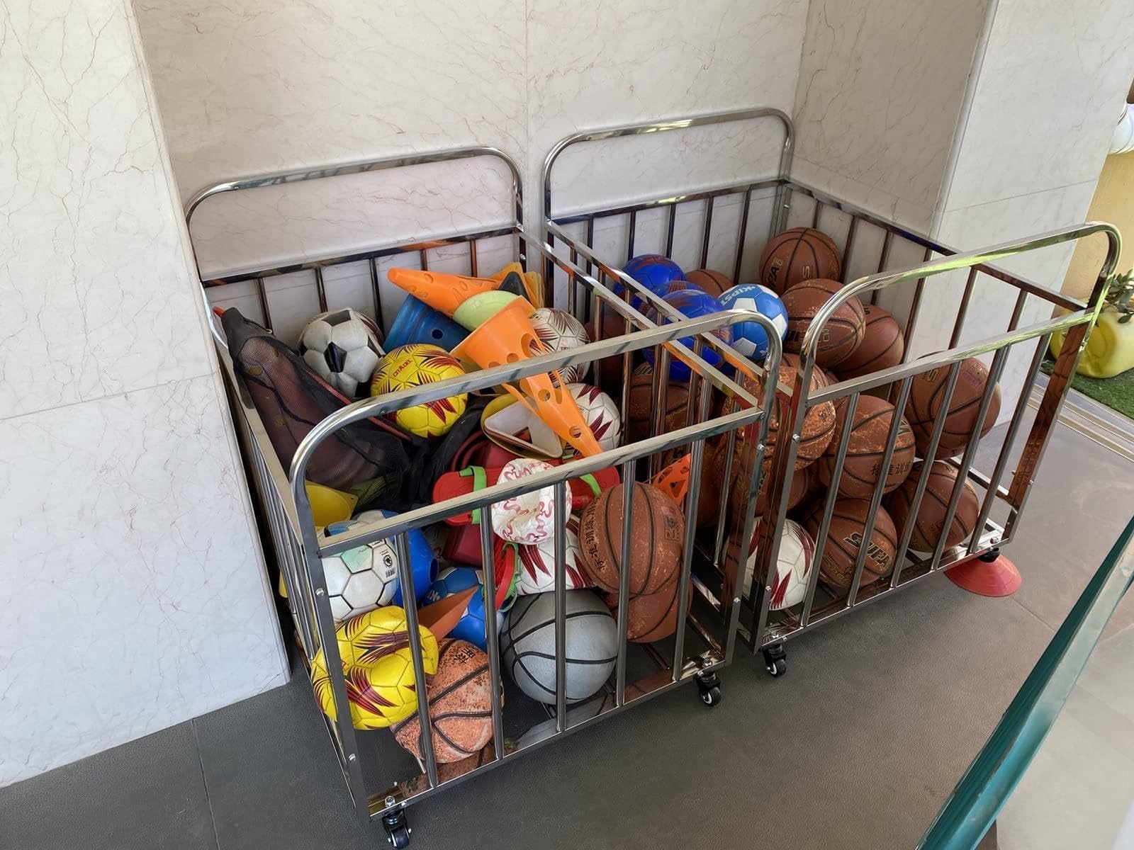 Basketballkäfig-Organizer für Sportgeräte, robuster, extra großer Ballhalter für drinnen und draußen, Fitnessstudio und Schule