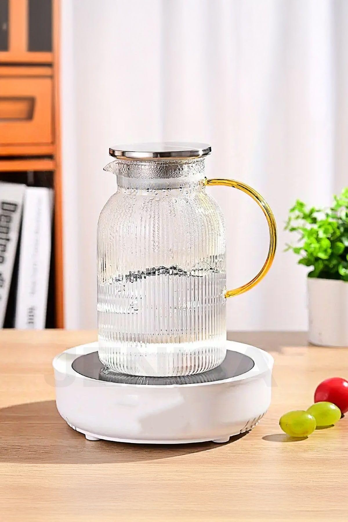 Jenisa 1500 ml Borosilikat Cam Çizgili Sürahi – Süzgeçli Metal Kapaklı, Isıya Dayanıklı Şık Tasarım