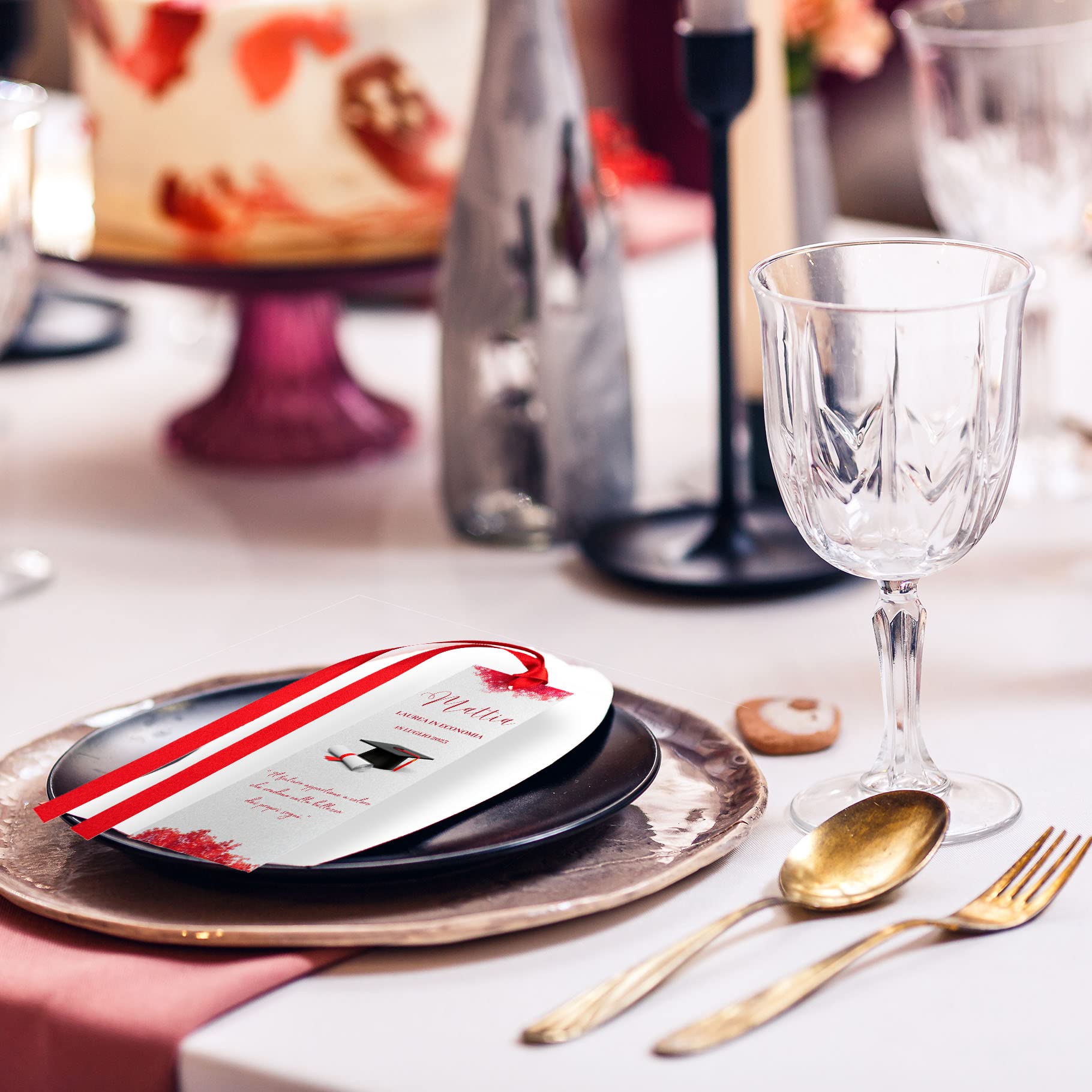 Segnaposto Segnalibro Laurea | Cartoncini Metallizzati con Fiocco in Raso Rosso e Tocco | Eleganti e originali | Decorazioni tavola festa e ringraziamento invitati, 25pz