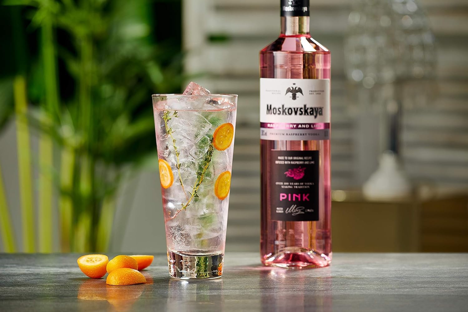 Moskovskaya Pink Vodka - Botella de vidrio de 70cl - 38% Vol. - Sabor a frambuesa y lima - Licor destilado con ingredientes naturales - Ideal para cócteles, chupitos o con hielo - Fabricado en EU