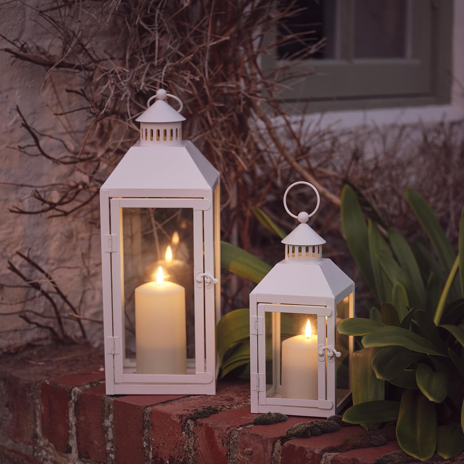 Lights4fun Juego de 2 Farolillos de Metal Blanco de 40 y 26 cm con Velas a LED TruGlow® Llama Parpadeante a Pilas con Temporizador Resistente a le Intemperie Decoración para Interior y Exterior