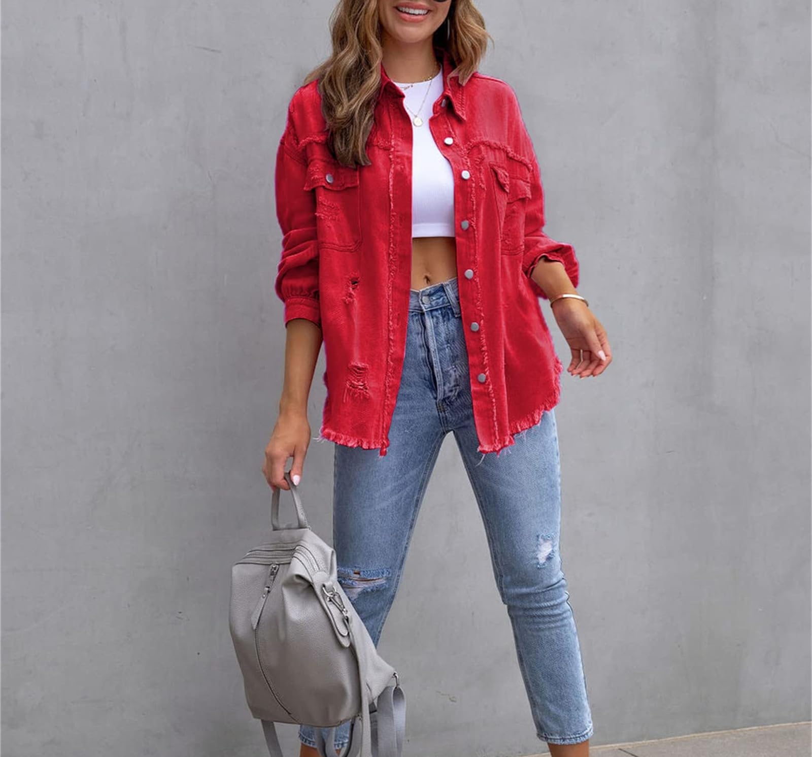 Camicia da donna oversize in denim, a maniche lunghe, effetto invecchiato | Chiusura frontale a scatto, cuciture a bordo vivo, doppia patta, spalle cadenti, stratificazione tank-to-tee