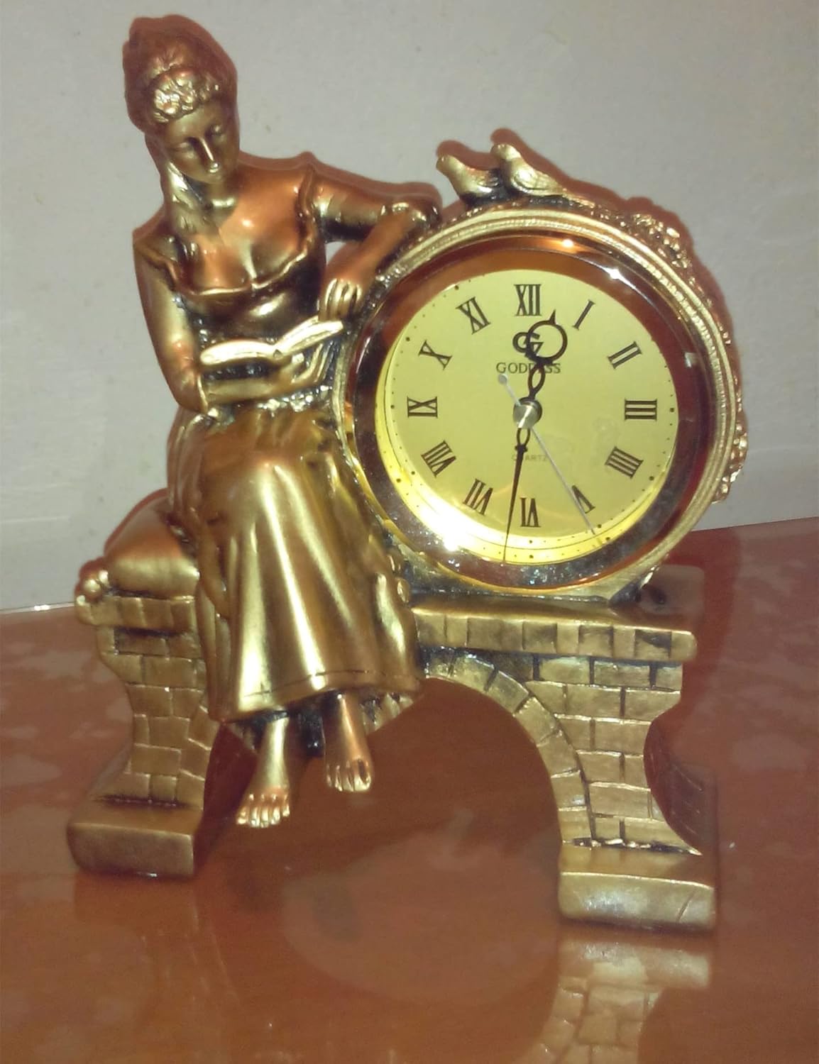 Home Decor Figurine for Interior Table Clock Golden Resin Desk Clock Reading Beauty Statue European Decoration for Home Table Clock
