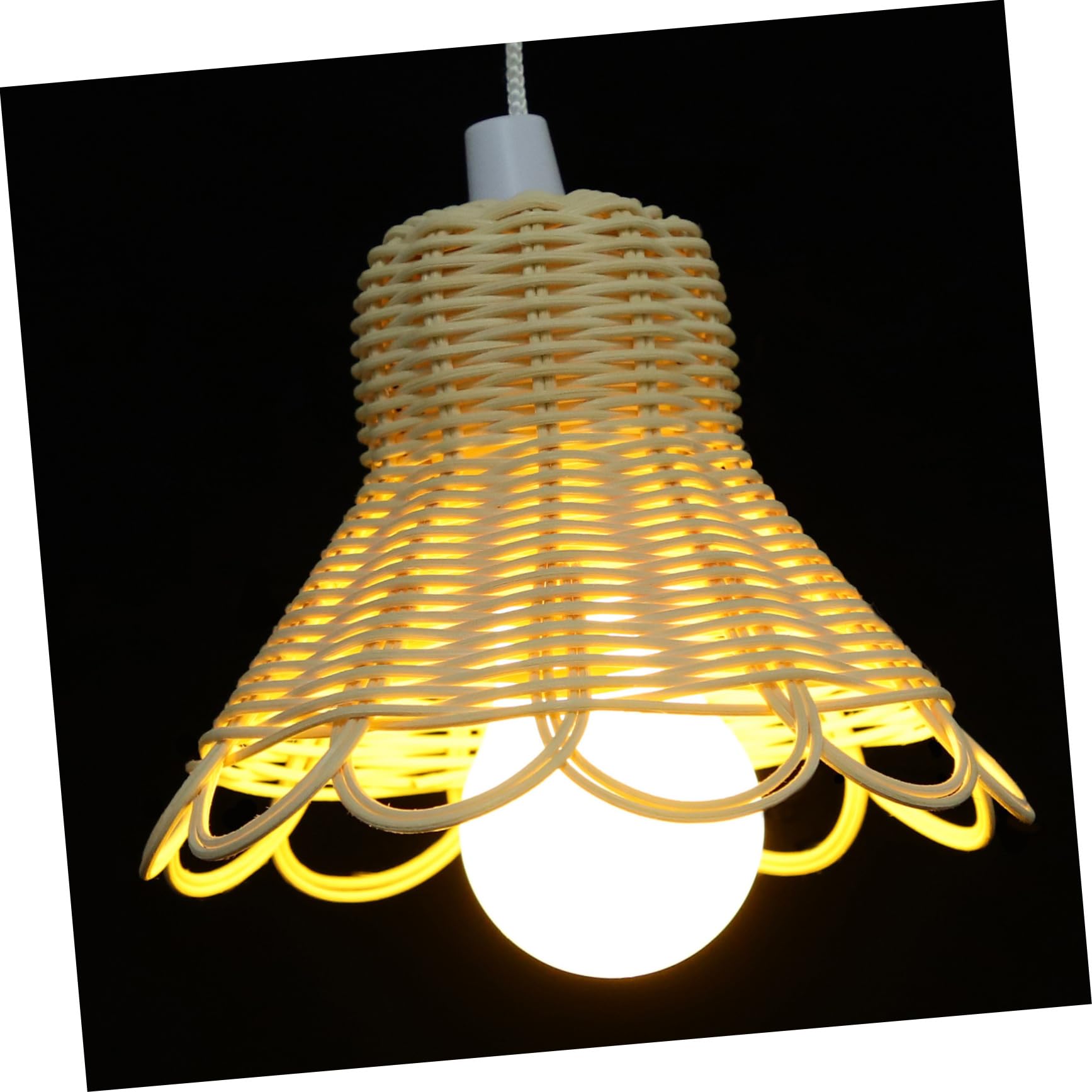 Suspension rotin beige sécurité d'utilisation et éclairage doux de chambre