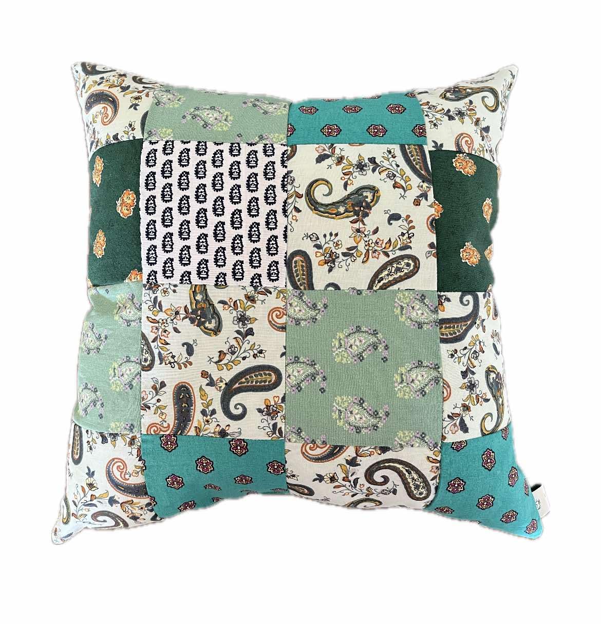 Coussin patchwork provençal pour embellir un canapé uni et terne
