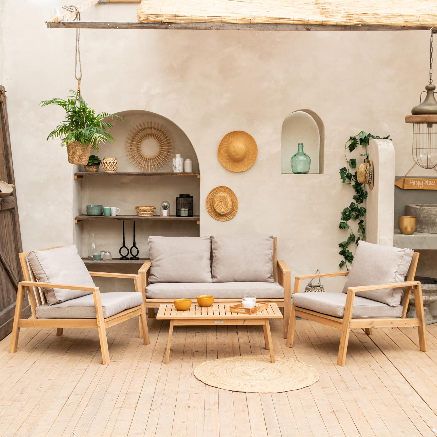 Happy Garden Salon de Jardin Gili en Acacia avec Coussins Sable. Ensemble canapé, fauteuils et Table Basse d'extérieur pour 4 Personnes