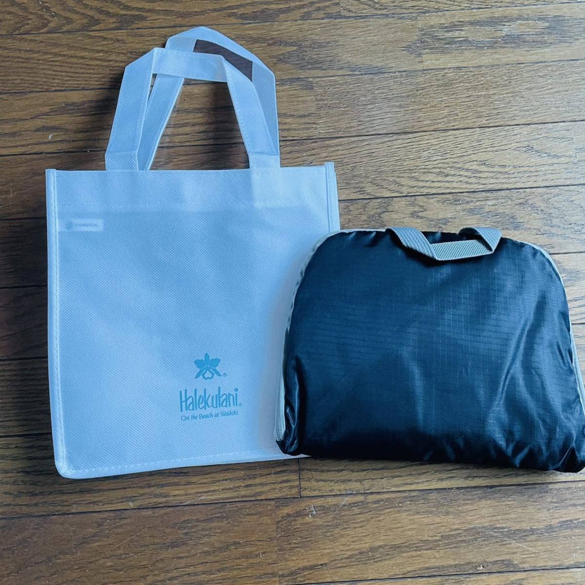 新品】ハレクラニ ハワイ 限定 折り畳みバックパック エコリュック 黒