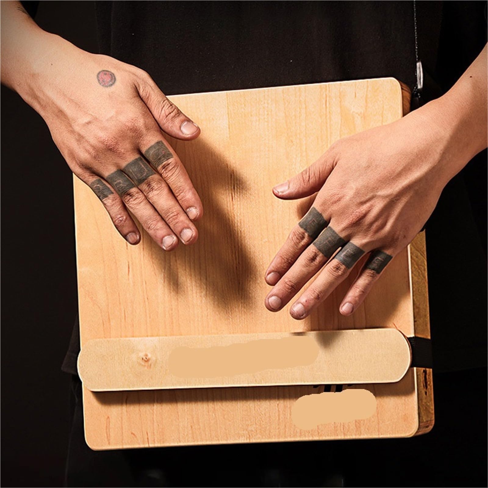 Tamburo a forma di scatola cajon in legno