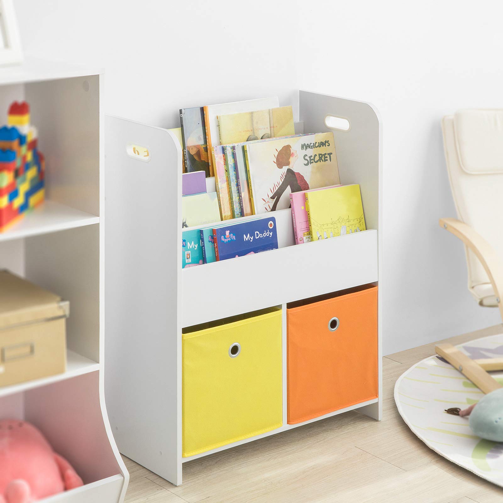 SoBuy KMB27-W dziecięcy regał na książki z 3 półkami i 2 pudełkami z materiału, regał do przechowywania zabawek, organizer na zabawki, biały, szer. x wys. x gł.: 58 x 76 x 27 cm