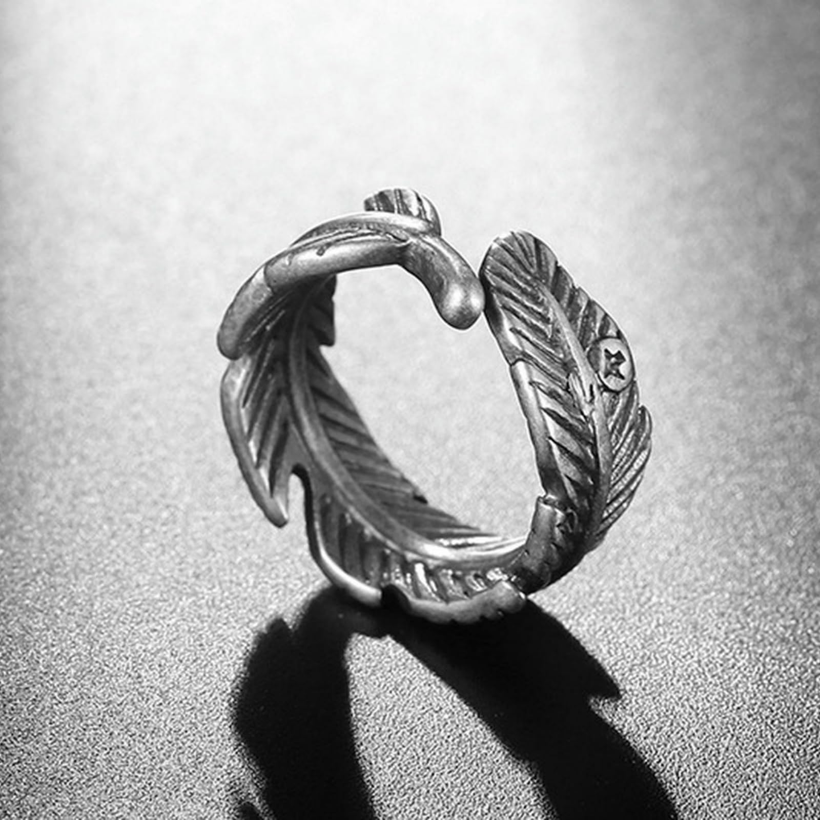 Gothic-Federring aus Titanstahl, Antik-Weiß-Bronze-Finish, Pinky-Stapelband für Herren, Vintage-Schmuck, Geschenk