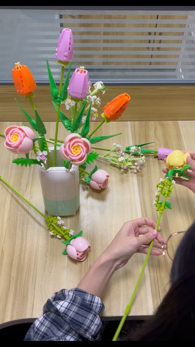 Amazon.com: chanbrick Flowers Bouquet Building Set Tulips Camellia