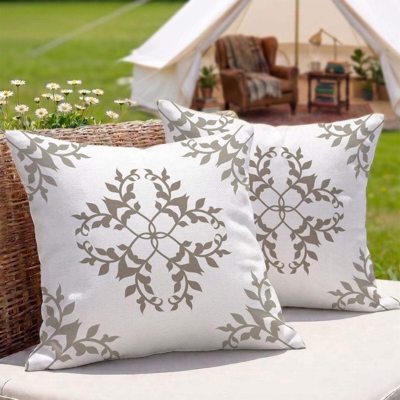 Housses de coussin 55x55 pour un balcon gris et bohème chic cet été