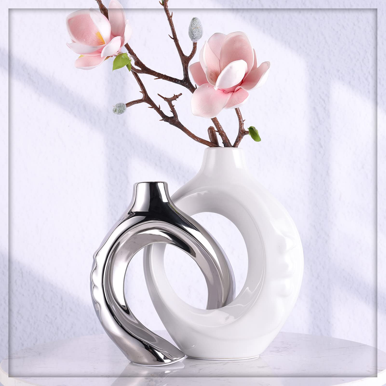 Juego de 2 jarrones de cerámica blanca y plateada, redondos de cerámica para decoración de sala de estar, estantería, chimenea, centro de mesa de comedor (blanco plateado)