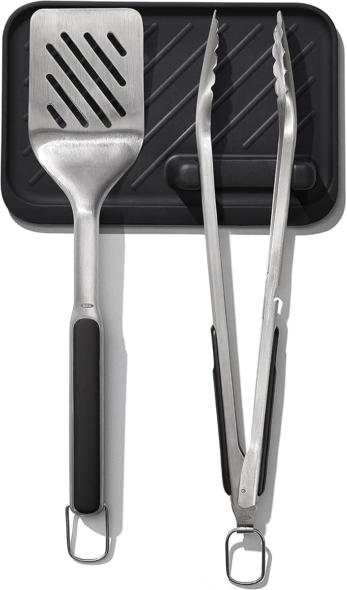 OXO Juego de herramientas para asar al aire libre de 3 piezas | El juego incluye espátula de acero inoxidable, pinzas festoneadas y soporte para herramientas, ideal para asar y hacer barbacoas.