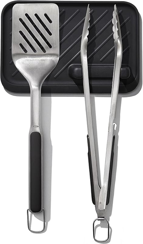 OXO Juego de herramientas para asar al aire libre de 3 piezas | El juego incluye espátula de acero inoxidable, pinzas festoneadas y soporte para herramientas, ideal para asar y hacer barbacoas.