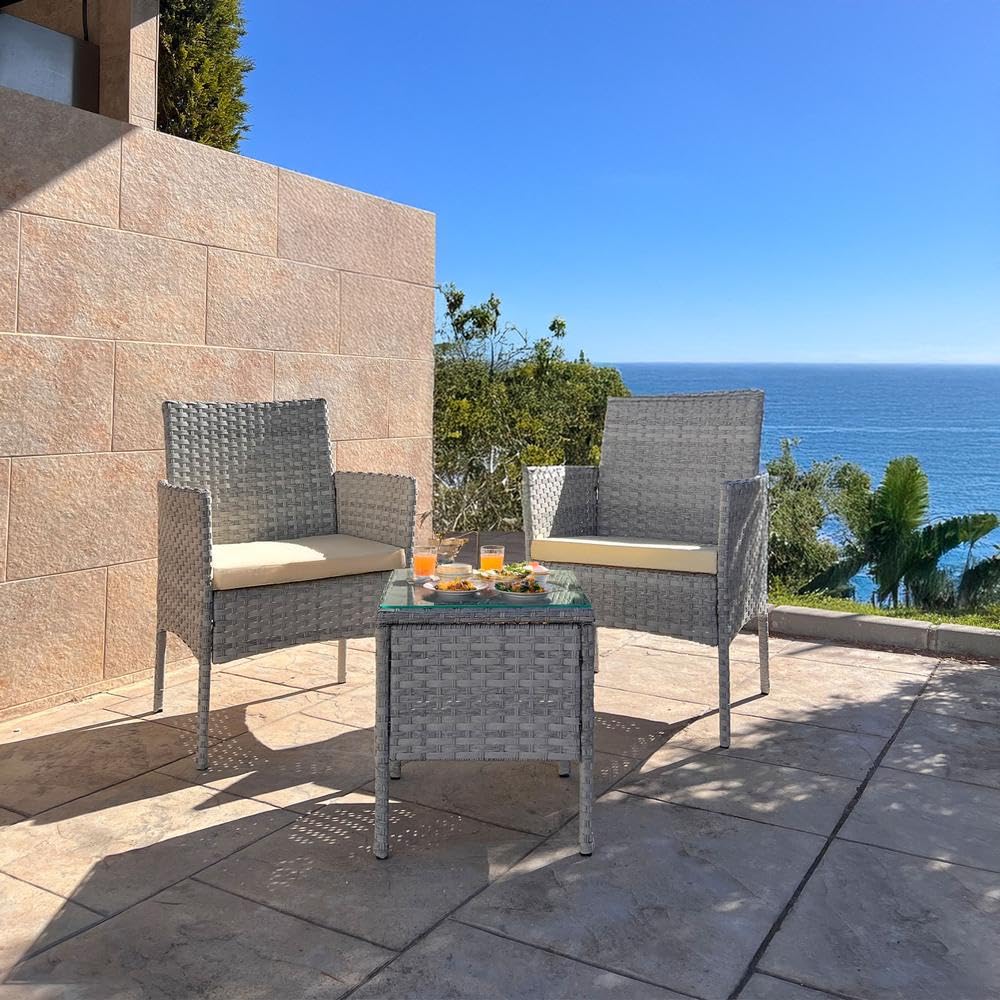 YOEVU - Set de Jardín de Ratán 3 Piezas | 2 Sillas con Cojines y Mesa de Cristal | Resistente al Agua y Sol | Estructura en Aluminio | Ideal para Terraza y Balcón, Ratán