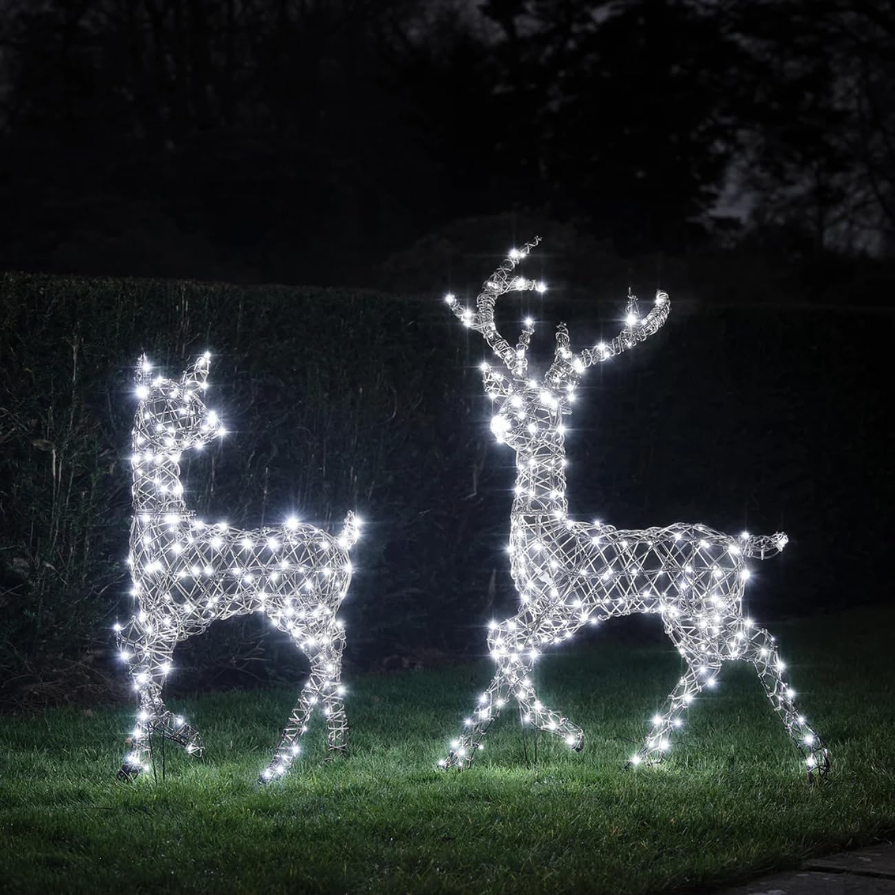 Lights4fun 2er-Set Kunstrattan Studley-Hirsch & Hirschkuh | 450 warmweiße LEDs & 3 Beleuchtungsmodi | strombetrieben für den Außenbereich | Weihnachten Weihnachtsbeleuchtung | Rentier | Höhe 88 cm