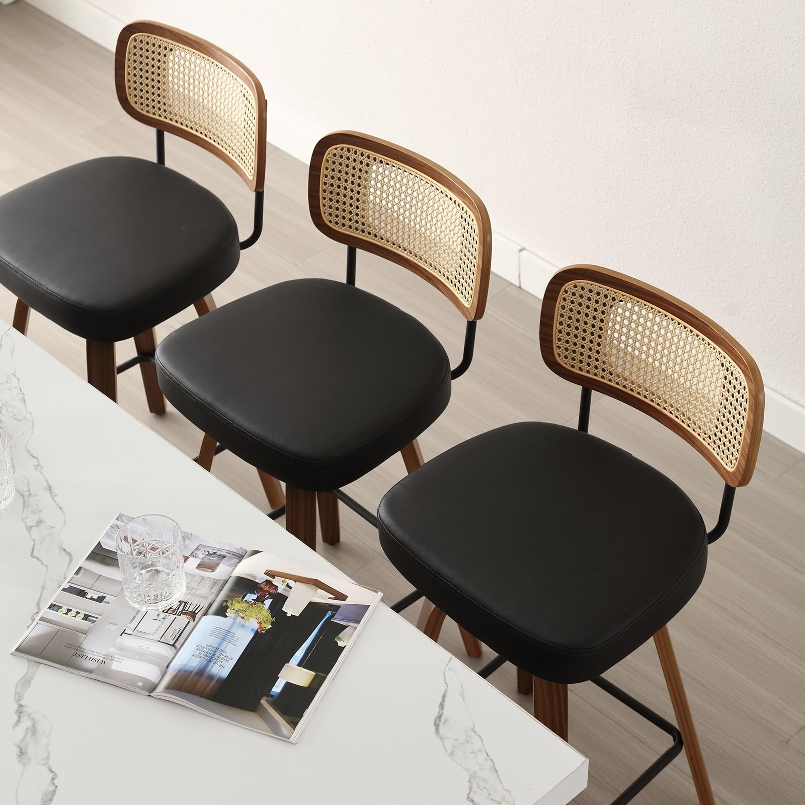 Bekrvio Lot de 2 tabourets de bar avec dossier, hauteur d'assise 65 cm, rotatif à 360°, tabouret de bar en rotin en bois avec siège extra épais (7,1 cm), 4 pieds stables, chaise de bar pour îlot de