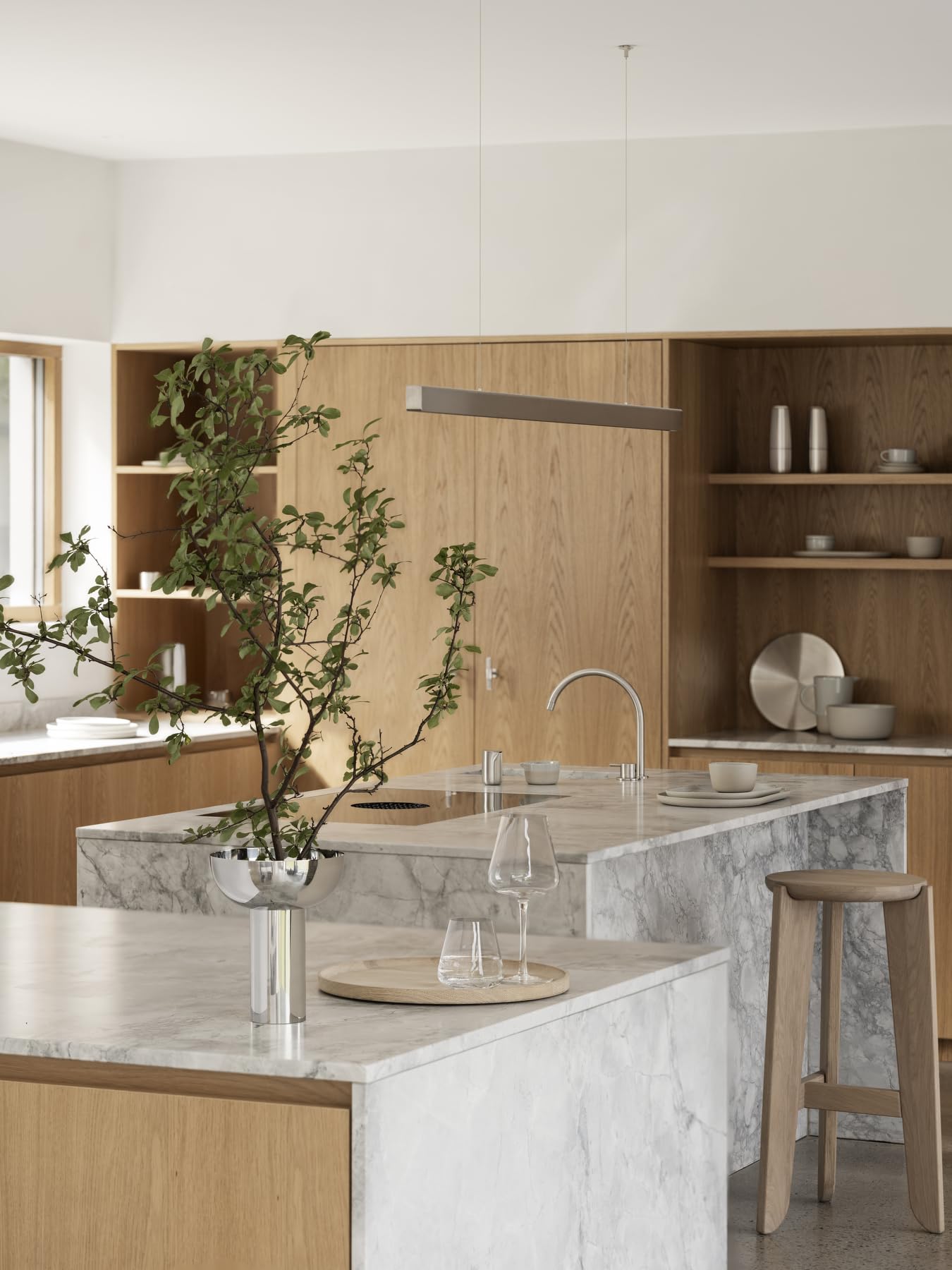 blomus Serviertablett -OKU- | Dekotablett rund aus FSC zertifiziertem Eichenholz | Farbe Oak | Ø34 x 2H cm | Größe M
