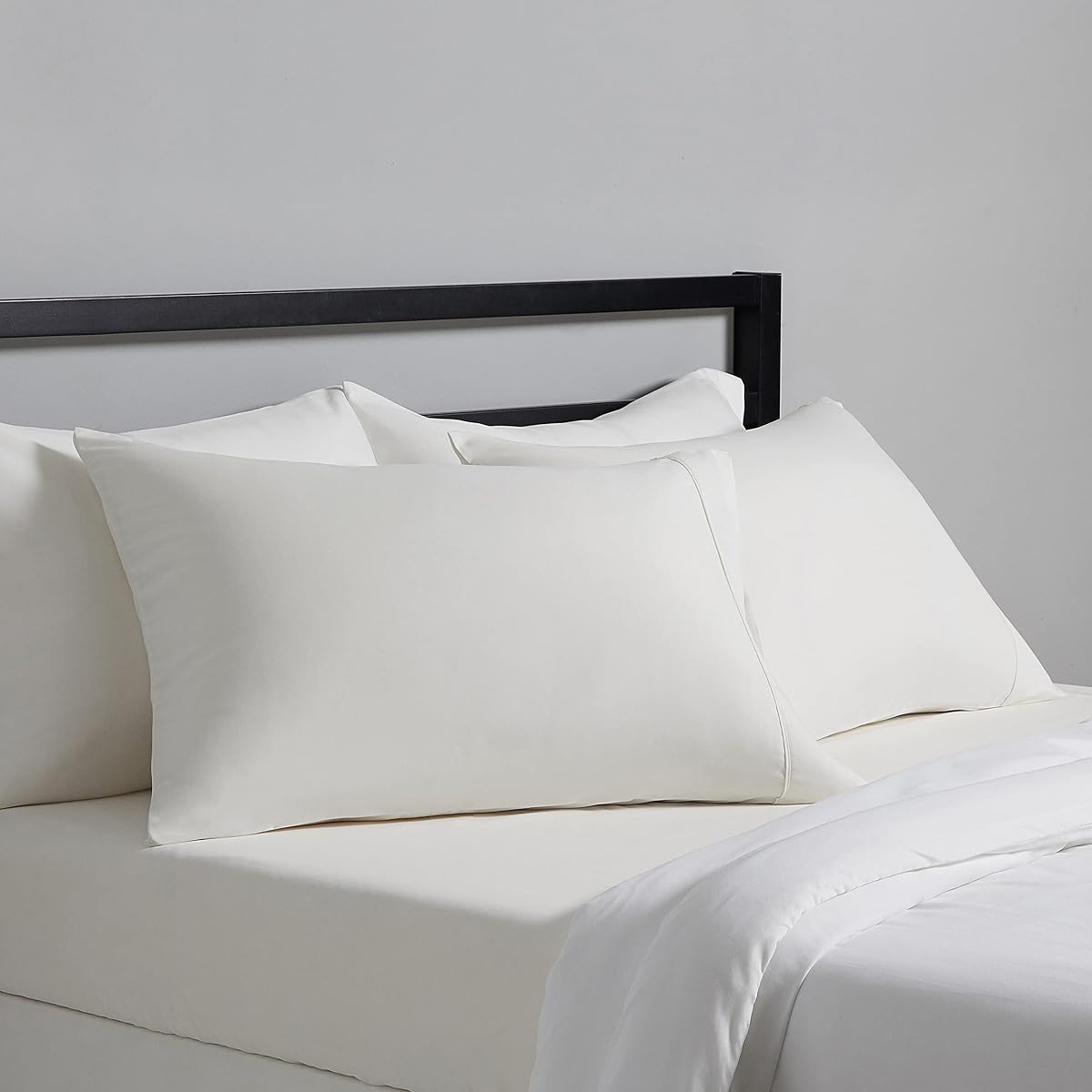 Amazon Basics Juego de 2 fundas de almohada estándar - Microfibra liviana, súper suave y de fácil cuidado, color crema, 30" de largo x 20" de ancho, almohadas no incluidas