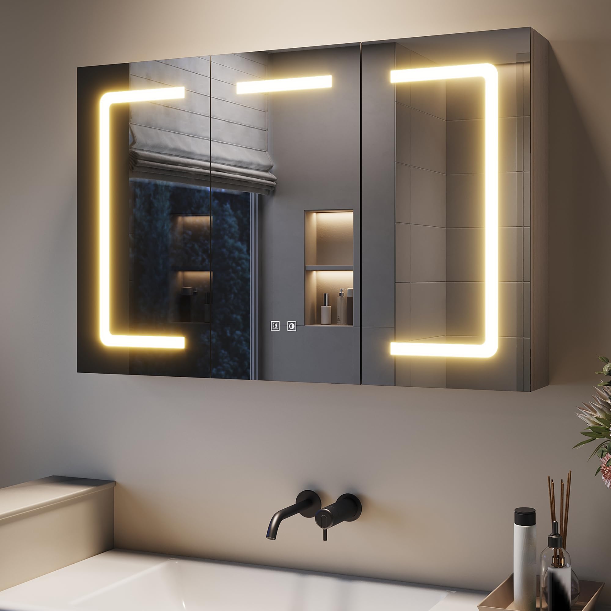 SONNI Szafka z lustrem LED, 90 x 60 cm, 3 drzwi, szafka łazienkowa z lustrem, w pełni zmontowana, gniazdko elektryczne i ochrona przed zaparowaniem, przyciemniane światło otoczenia