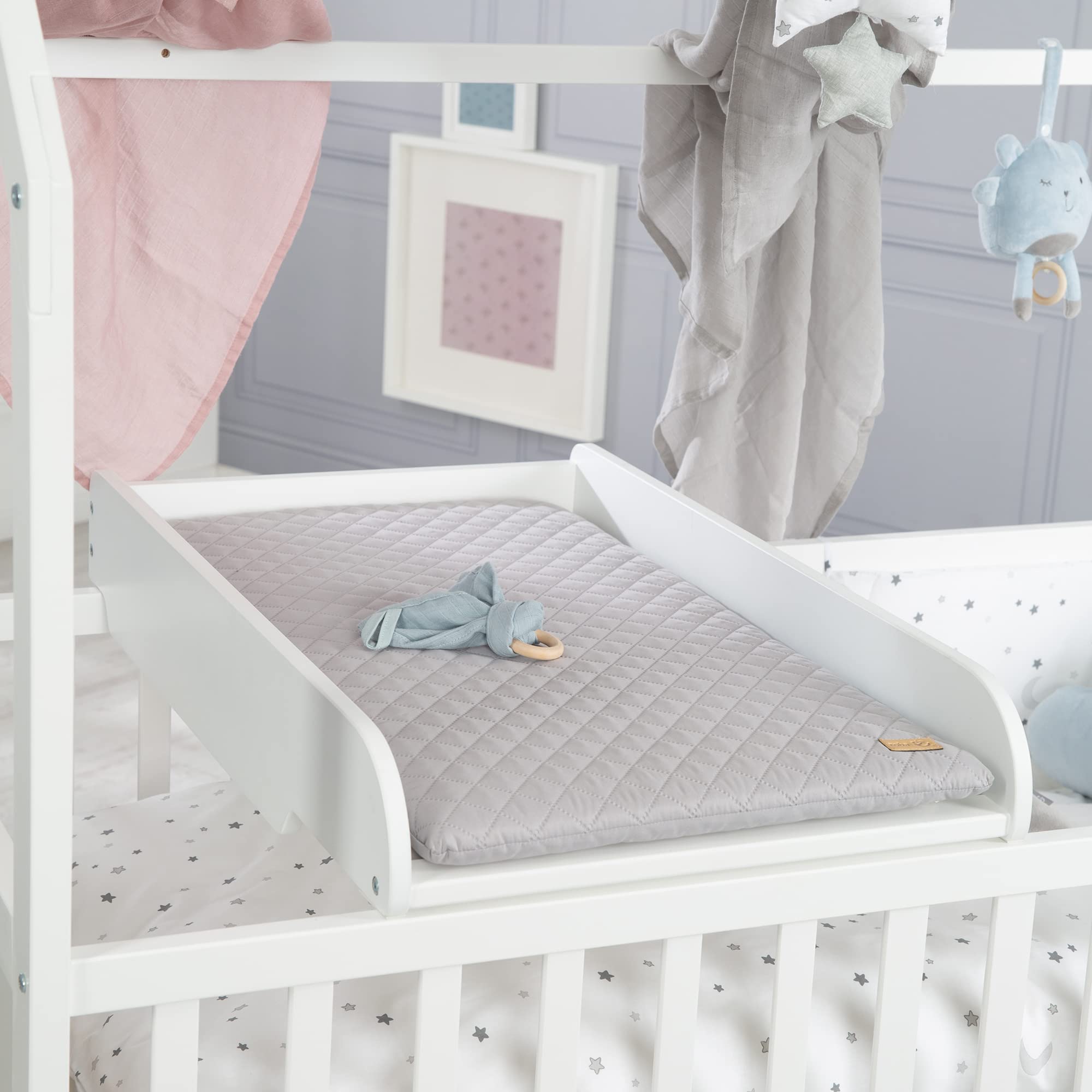 roba Lit Bébé Cabane 60x120 cm avec Plan et Matelas à Langer - Convertible et Réglable en Hauteur - Blanc