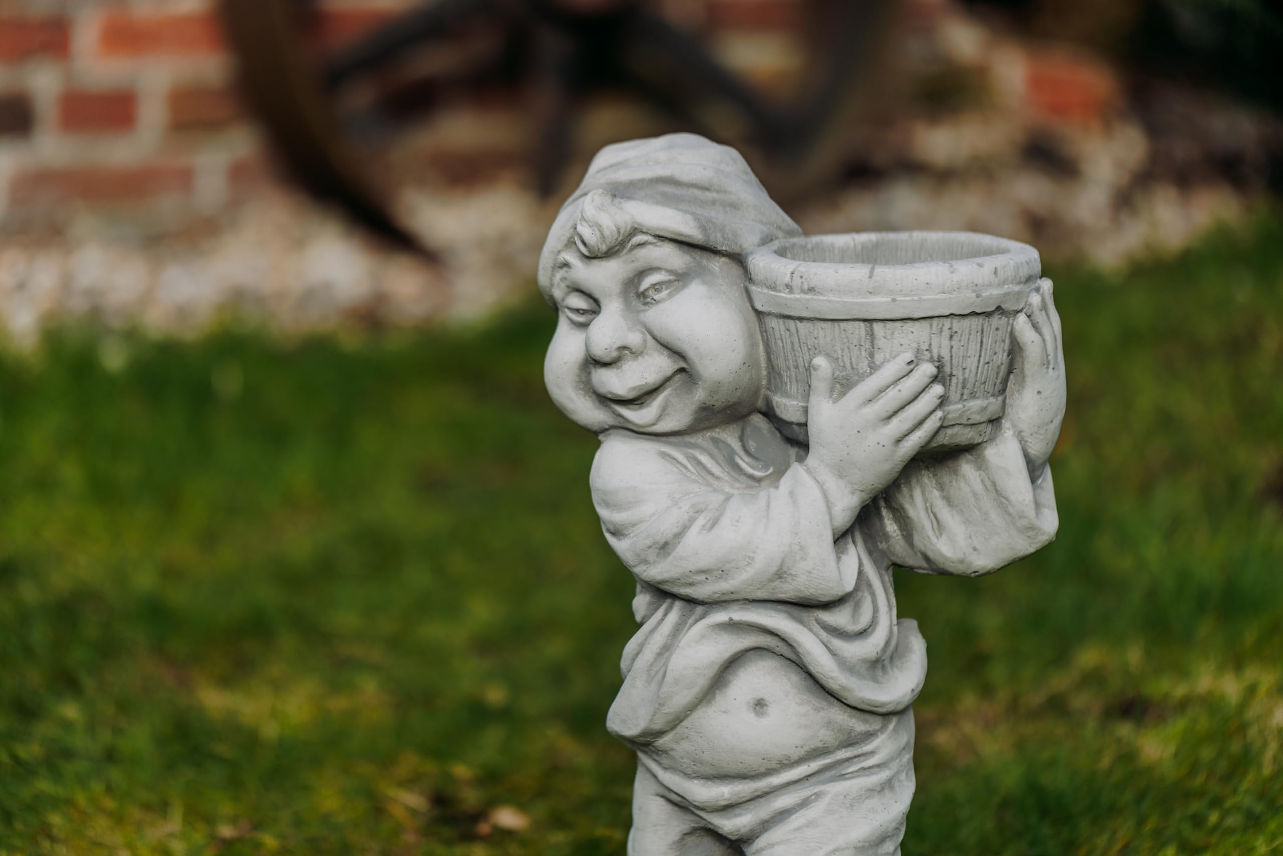 gartendekoparadies.de Gnom mit Pflanzgefäß, Steinfigur Wichtel, H. 50 cm, 19 kg, Grau, frostsicher aus Steinguss für Außenbereich
