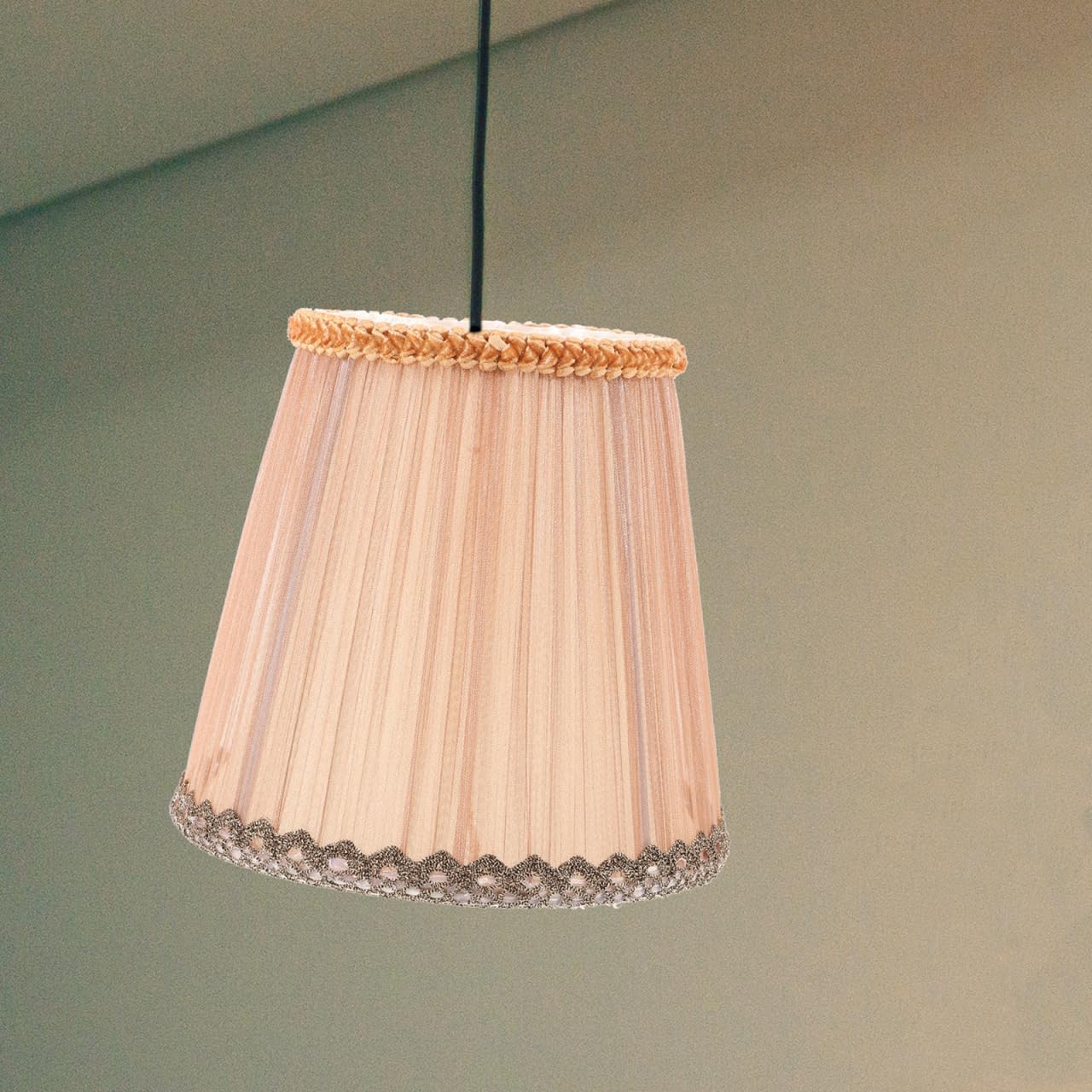 KALLORY Small Fabric Lampshade Clip-On Wall Light Cover Lace Design Vintage Indoor Light Shade for Chandelier and Desk Lamp