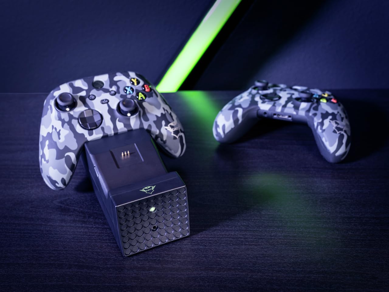 Trust Gaming GXT 250 Ricarica Controller Xbox Series X/S, Docking Station e Indicatore di LED Base di Ricarica Controller, Doppia Stazione di Ricarica per Controller