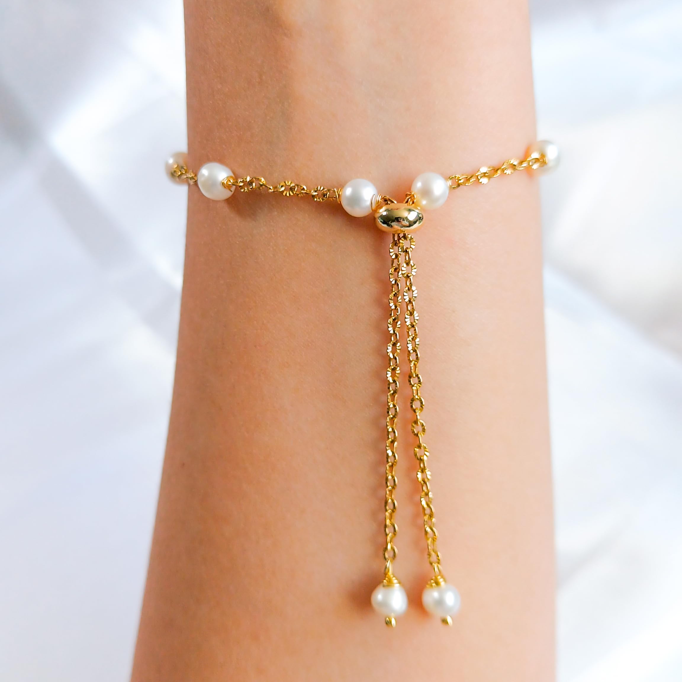Bracelet Élégant en Perles d'Eau Douce et Chaînes en Plaqué Or - Élégance Sophistiquée et Délicat