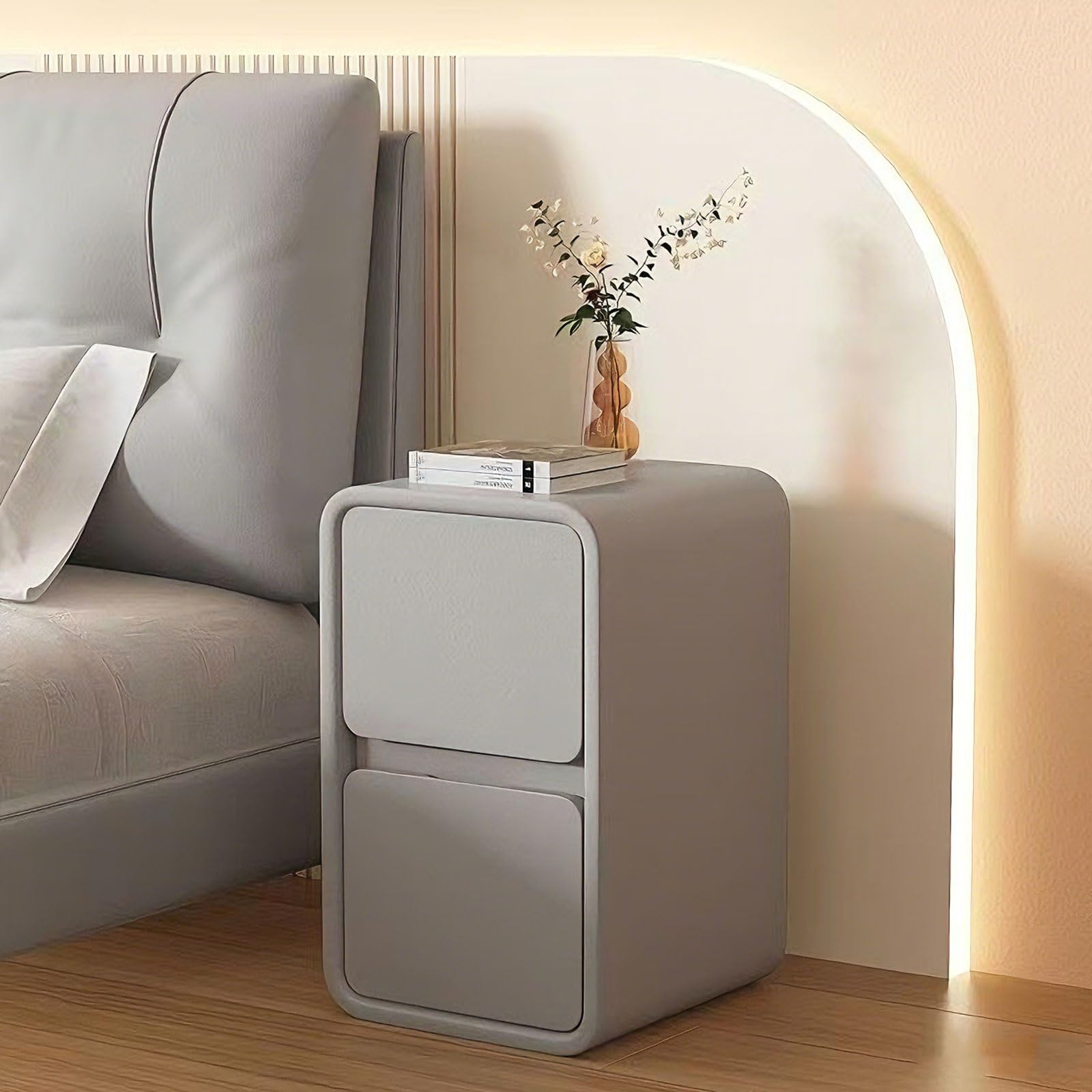 Table de chevet étroite en bois dans un salon ou une chambre au style épuré