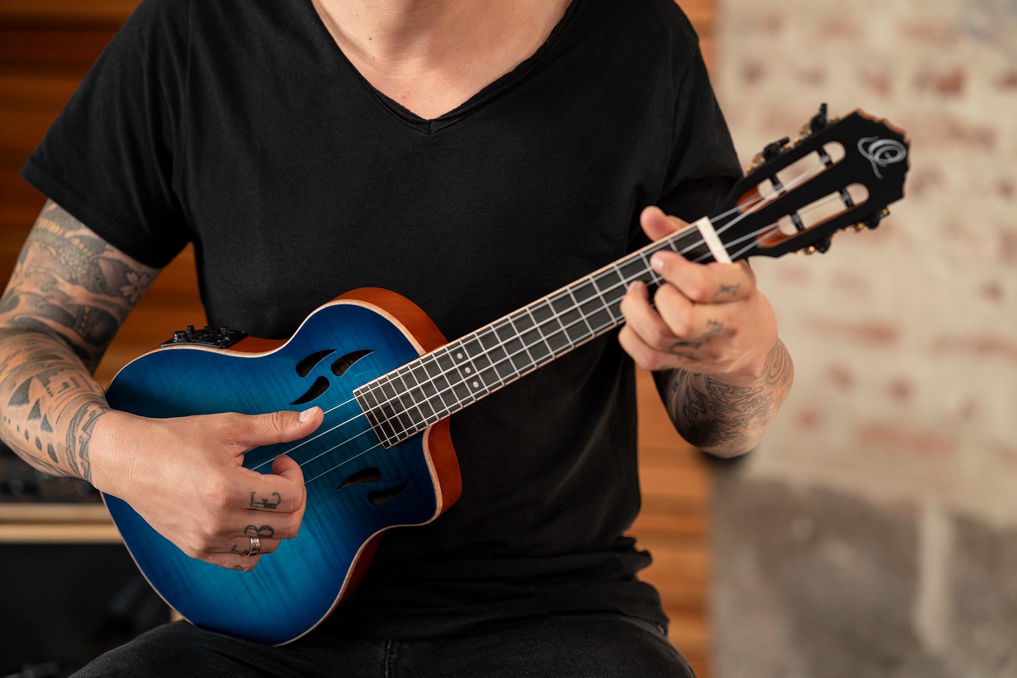 Ortega Guitars Tenor Ukulele Elektro-Akustisch – Massiver Korpus – Tourplayer Series – Inklusive Gig Bag – Geflammter Ahorn/Okoume, Blau (RTPX-U-FMA)