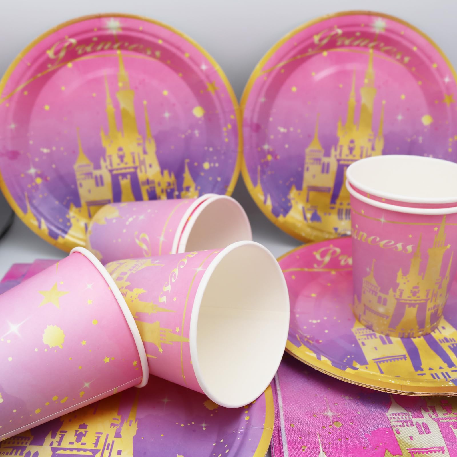 62 pezzi Bambini Set di Stoviglie per Compleanno,Doyomtoy Principesse per Festa di Complean Set Feste Piatti di Compleanno,Tazze,Tovaglioli,Tovaglie,Bandiera a triangolo Set di stoviglie Princess